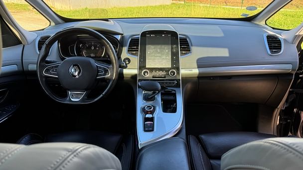 Renault Espace Initiale Paris — haut de gamme, 7 places à 3 min de l’aéroport, avec place dédiée avec Entrée audio / iPod