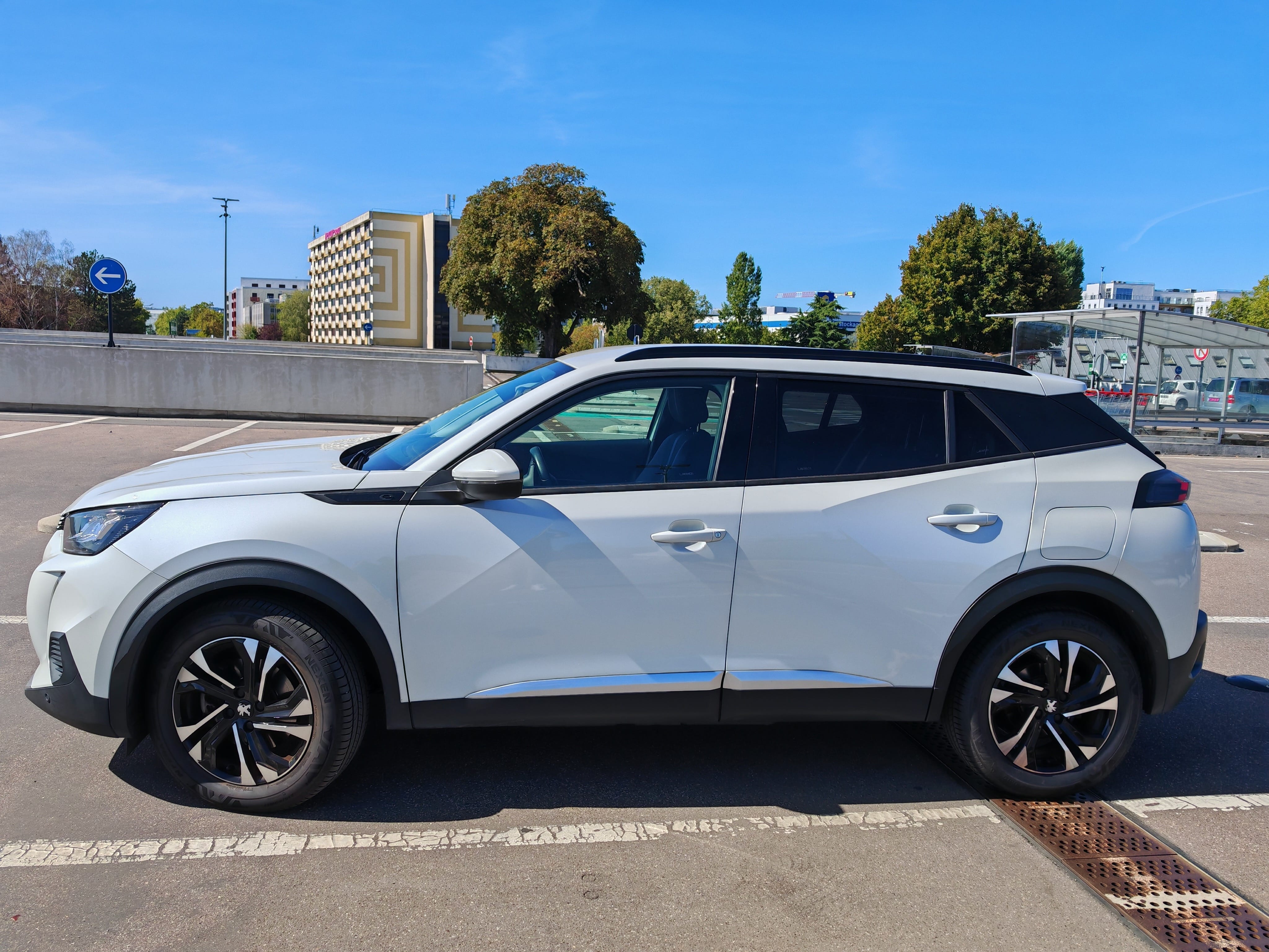 Peugeot e-2008  100% électrique – Confort et simplicité à Paris avec Climatisation