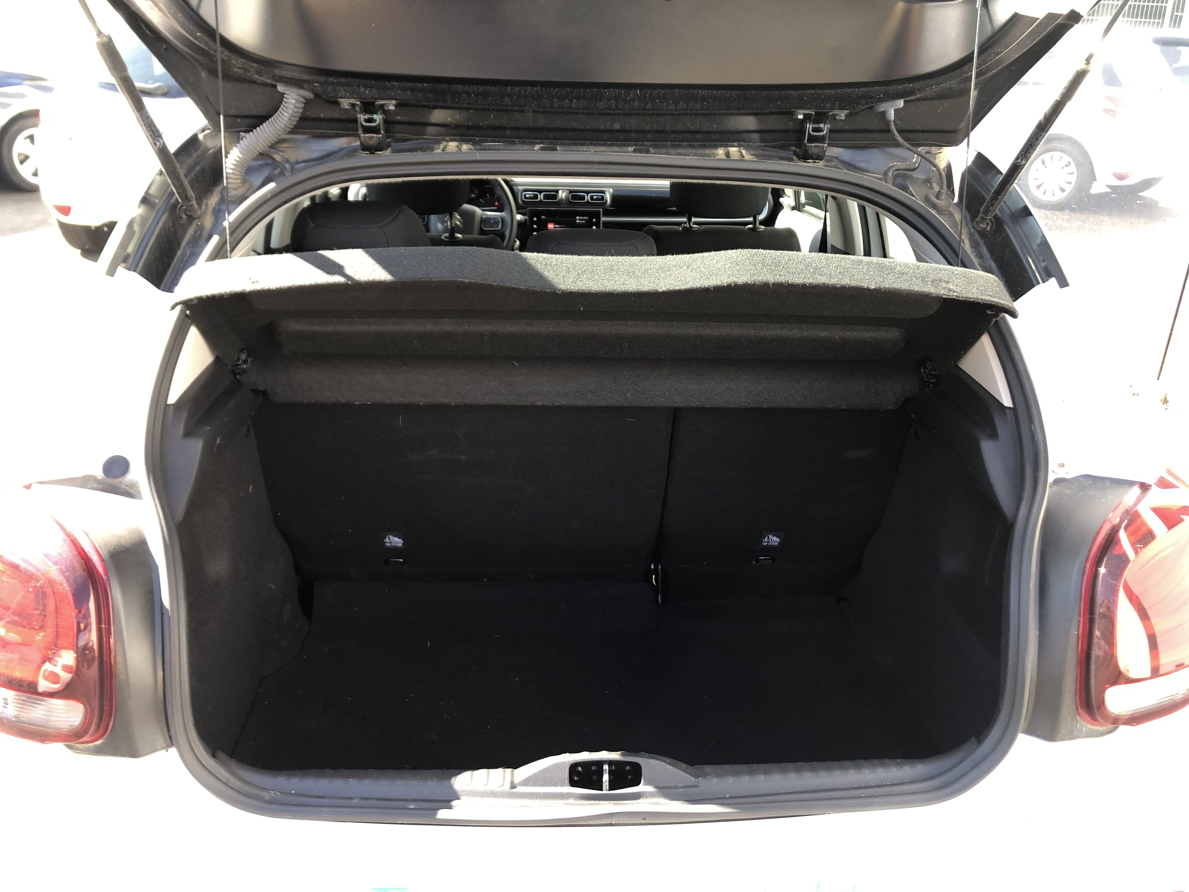 Citroen C3 pratique & confortable à 3 min de l’aéroport, place dédiée avec Audio Bluetooth