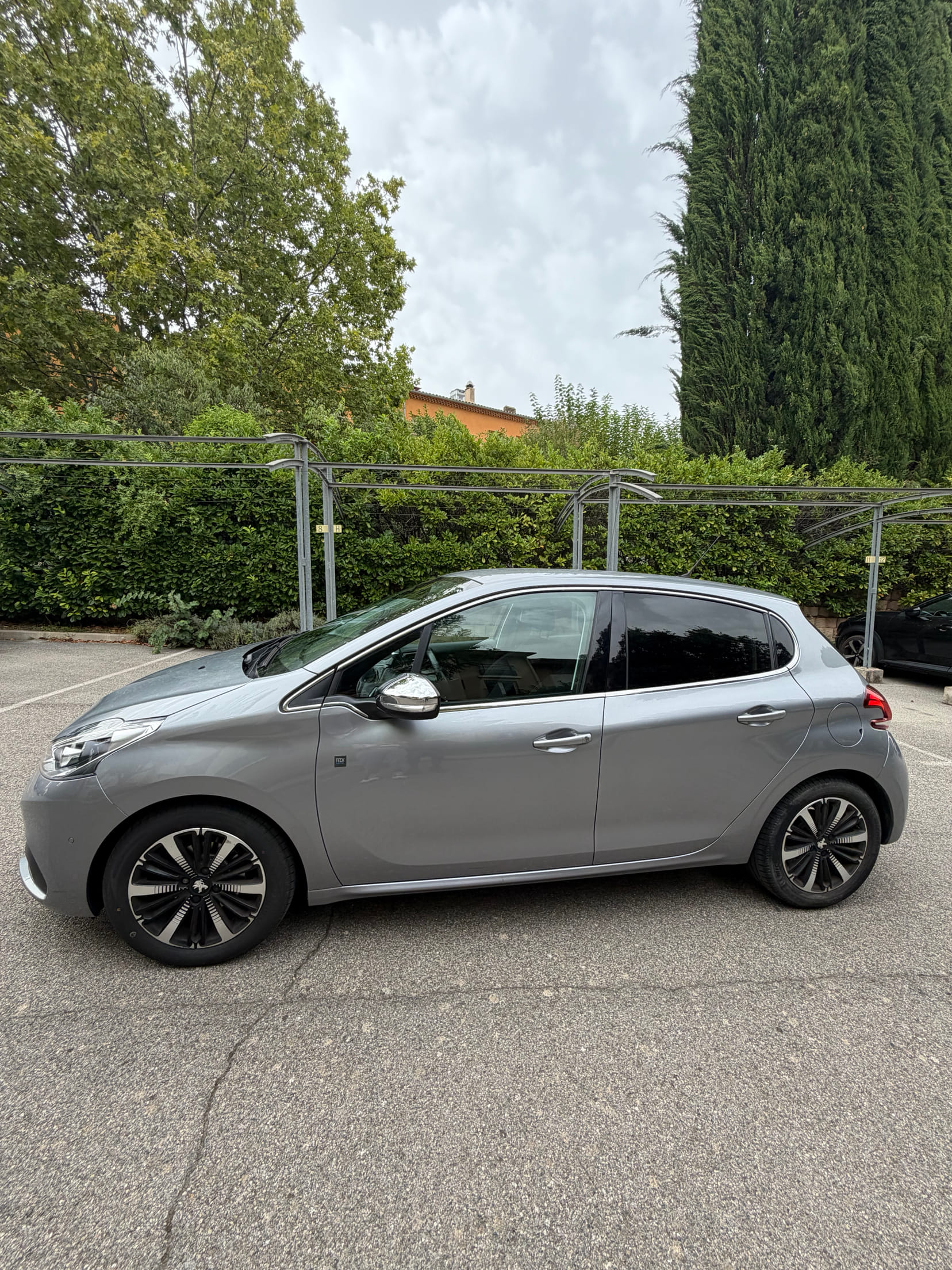 Peugeot 208 1.2 110ch/TECH ÉDITION avec Climatisation