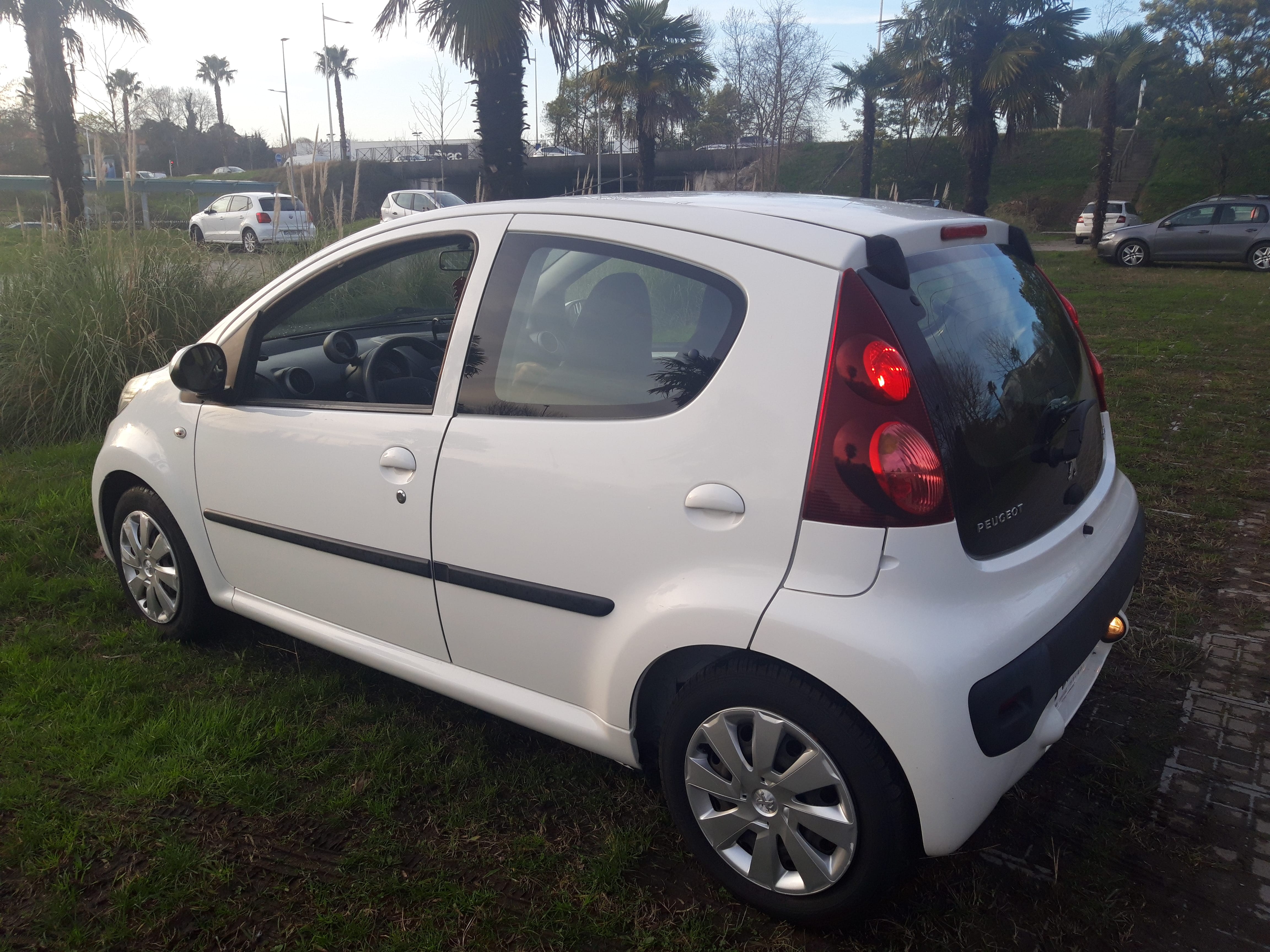 Peugeot 107 ACTIVE avec GPS
