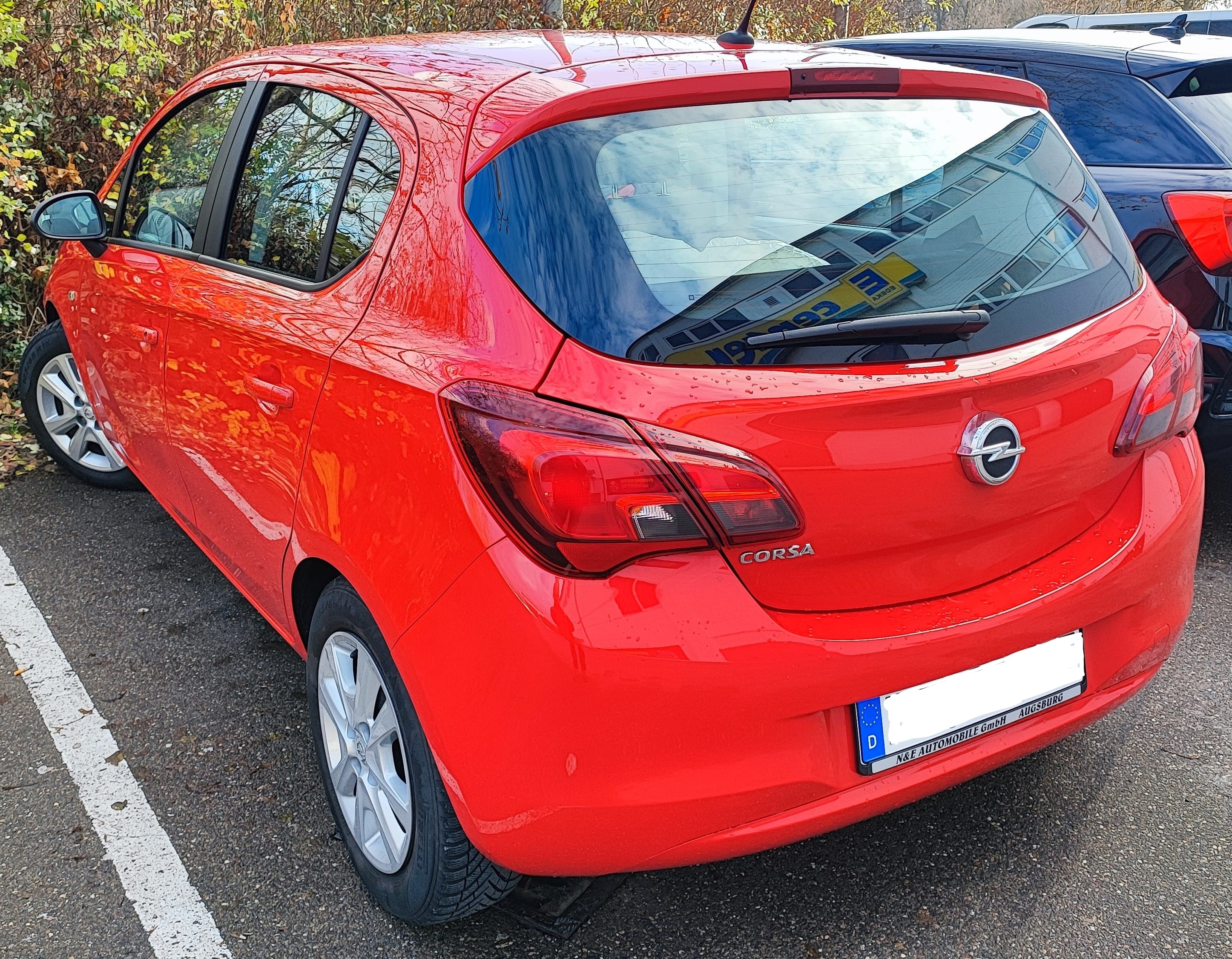 Opel Corsa-E mit Kindersitz