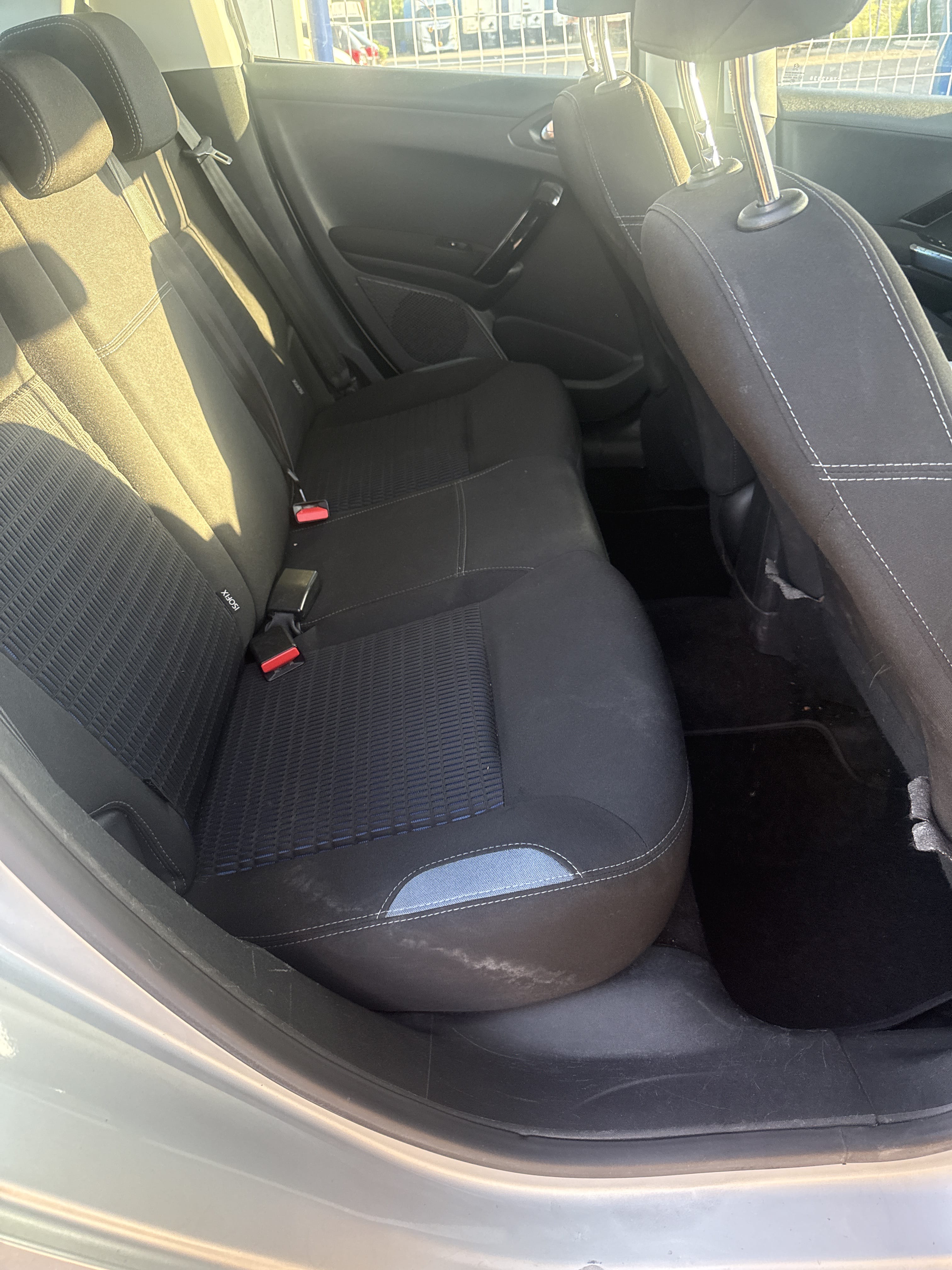 Peugeot 208 avec Siège bébé