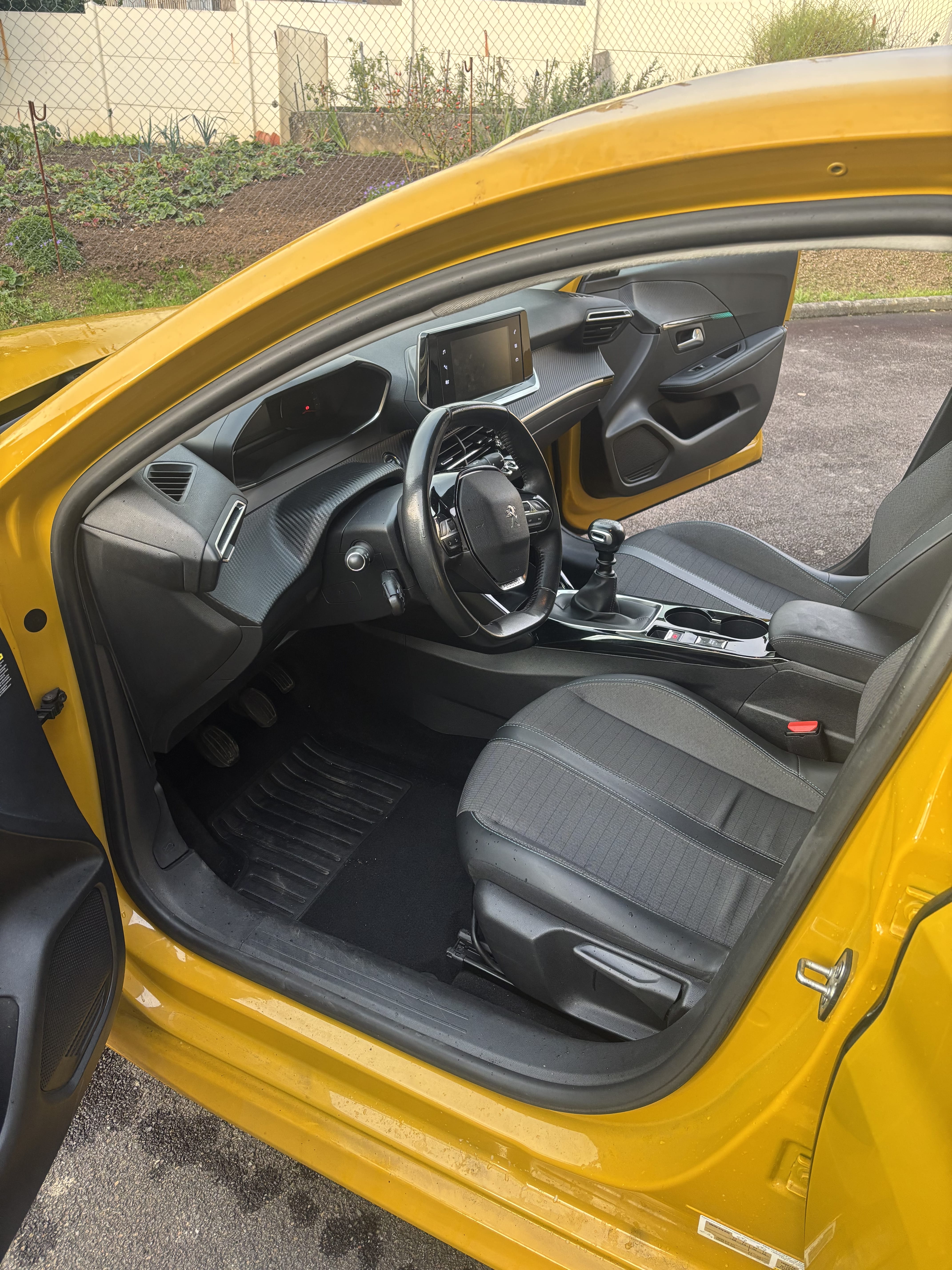 Peugeot 208 avec GPS