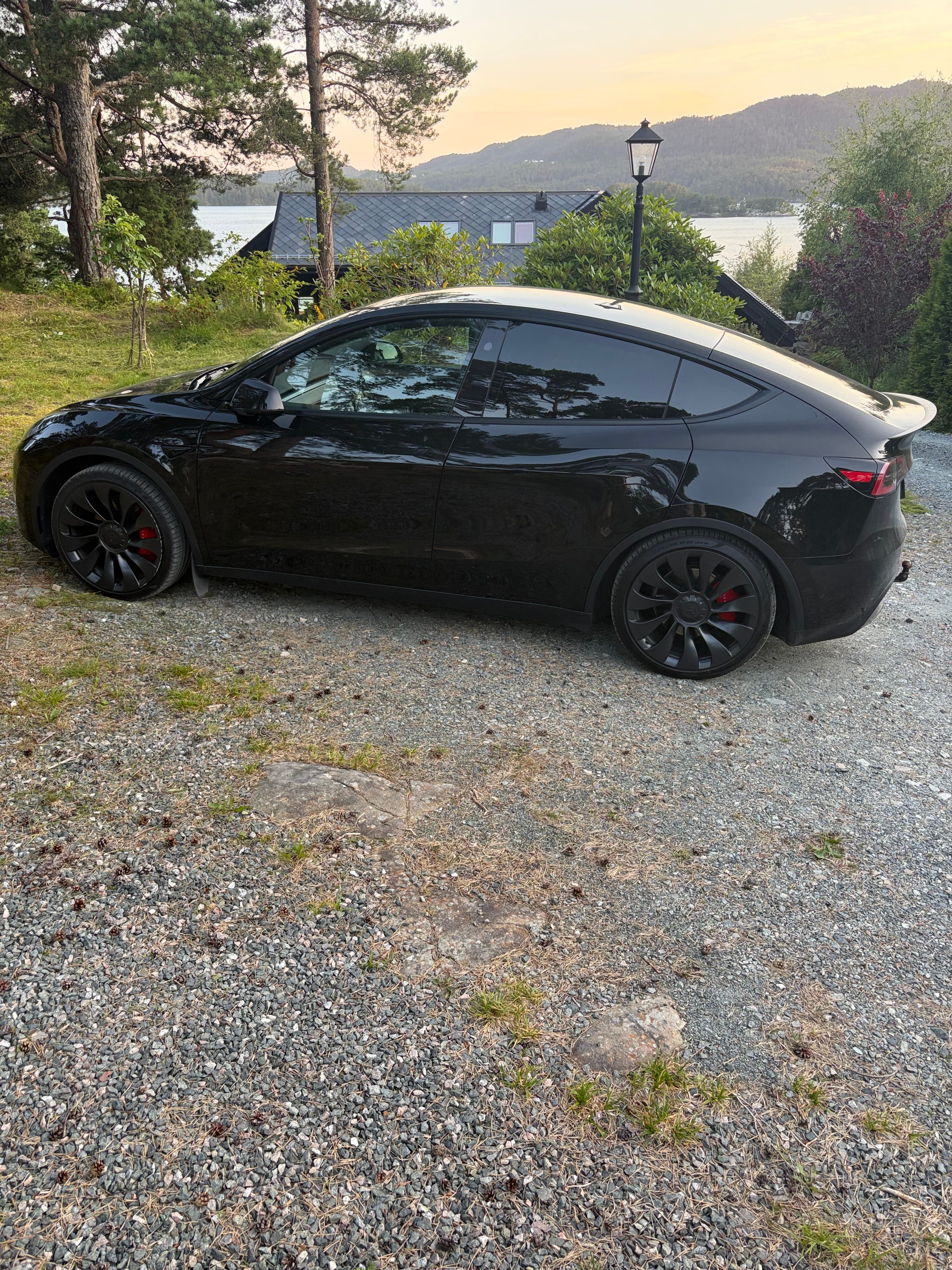 Tesla Model Y Performance med USB ladeuttak