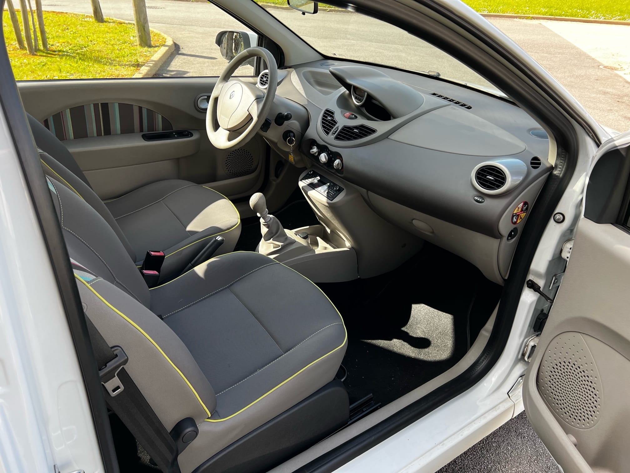 Renault Twingo II 1.2L 75ch Essence - Clim avec Audio Bluetooth
