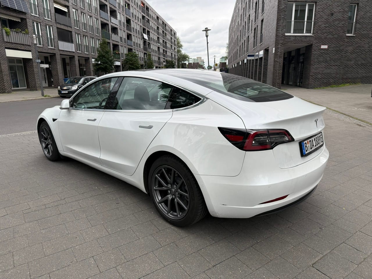 Tesla Model 3 Standard Range Plus mit Navigationsgerät