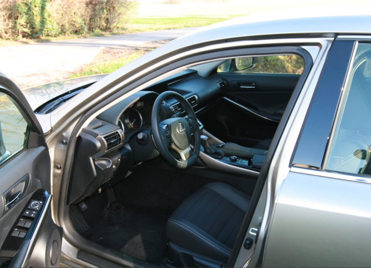 Lexus IS 300h avec GPS