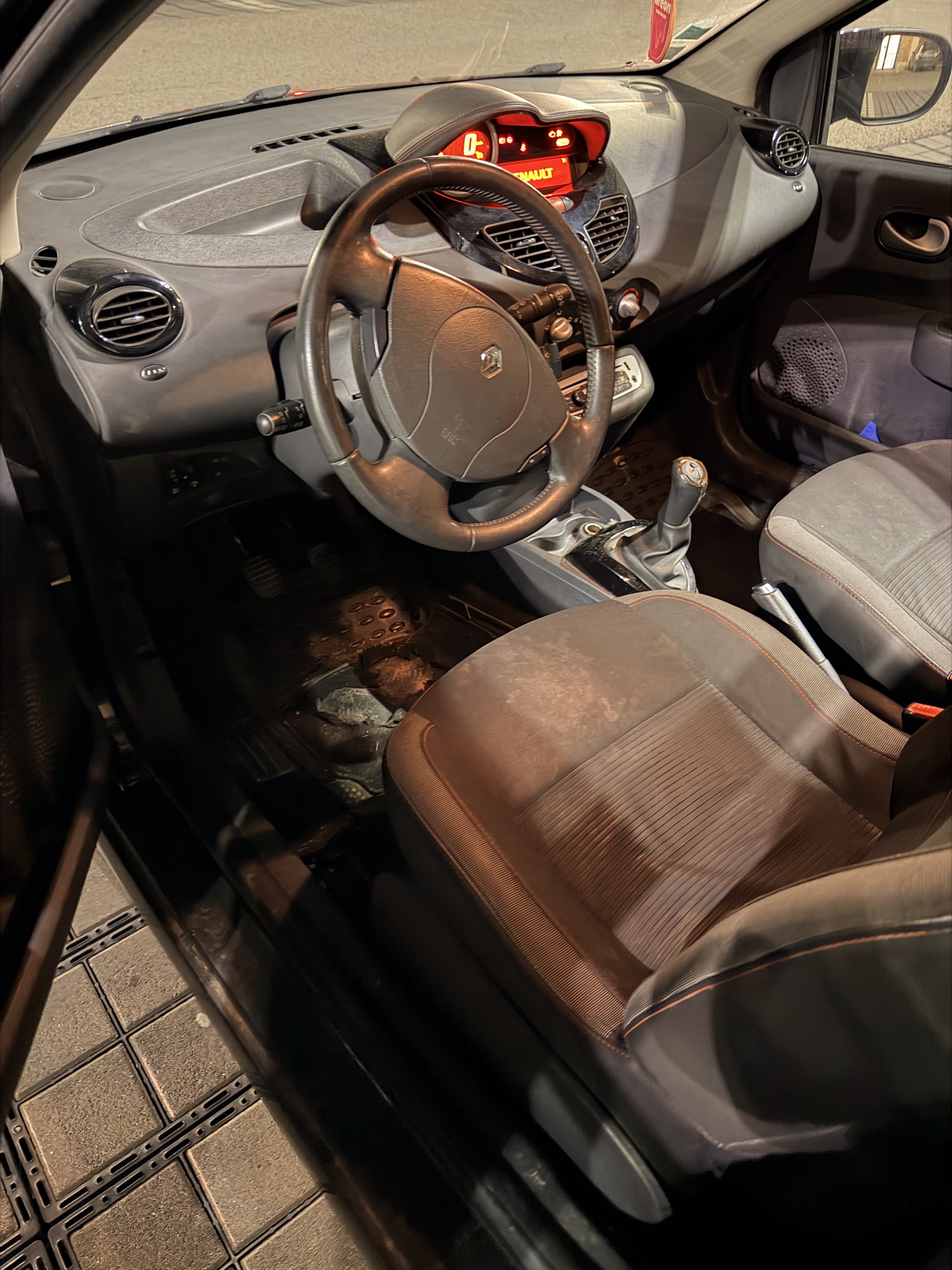 Renault Twingo II avec Entrée audio / iPod