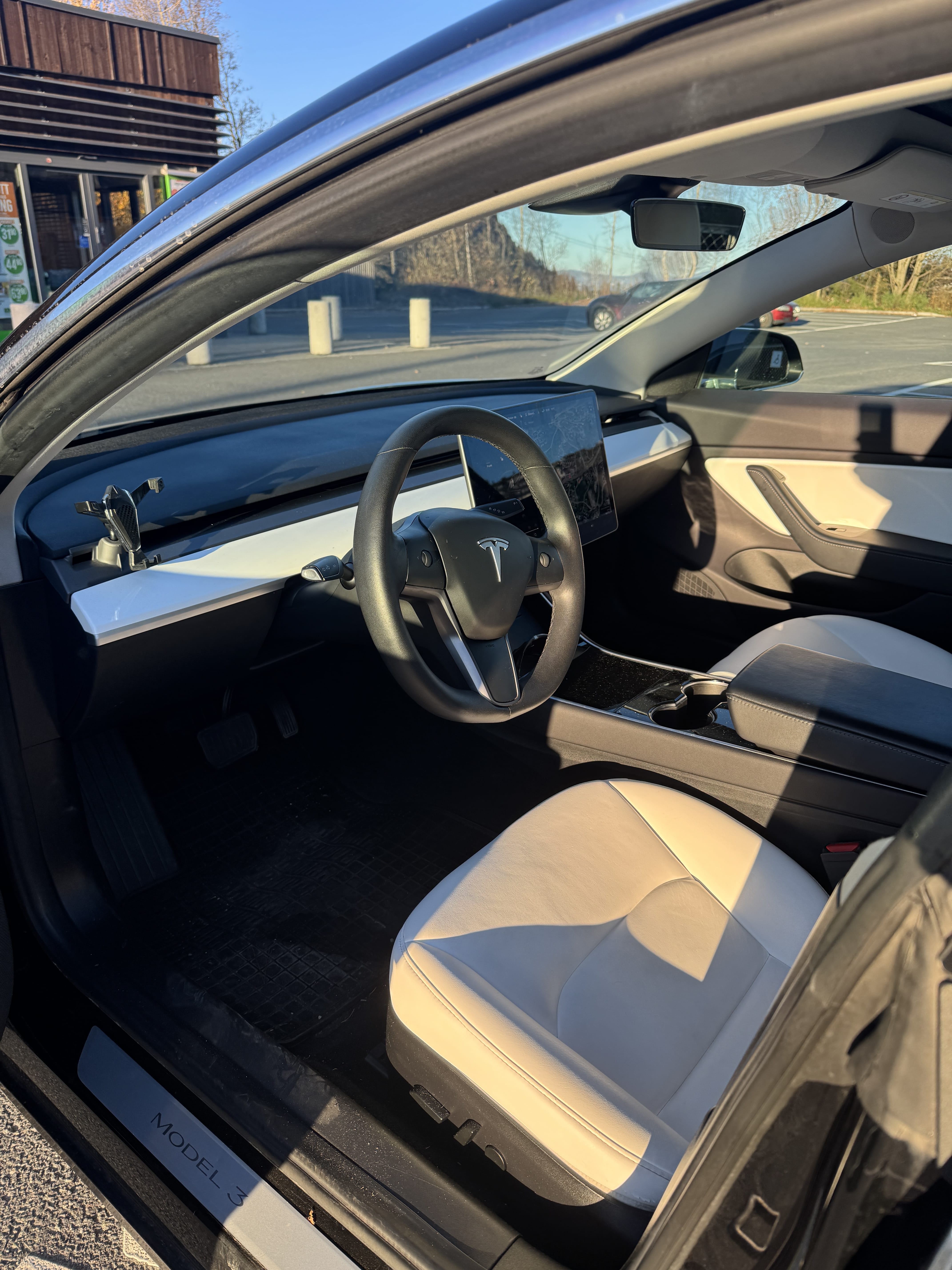 Tesla Model 3 Standard Range med Babysete
