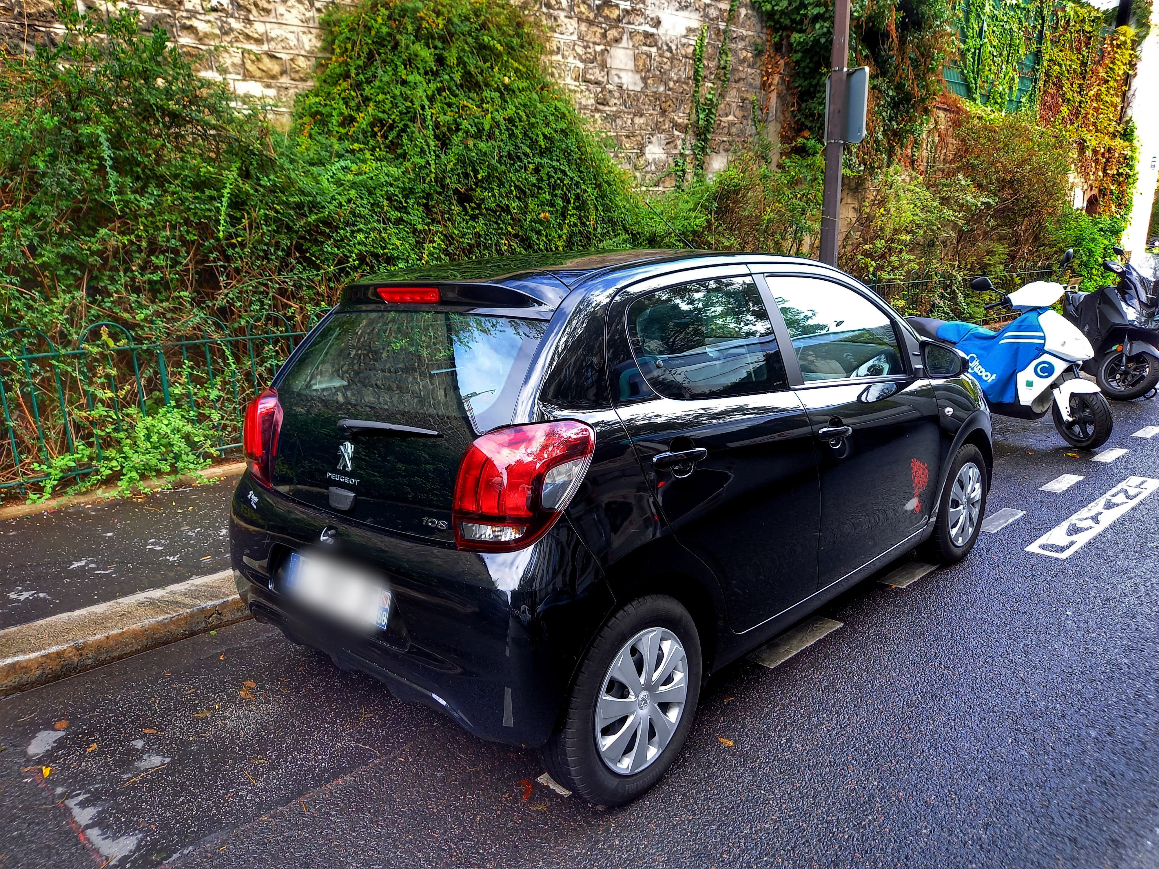 Peugeot 108 5 portes - Citadine - 4 places with Bluetooth audio