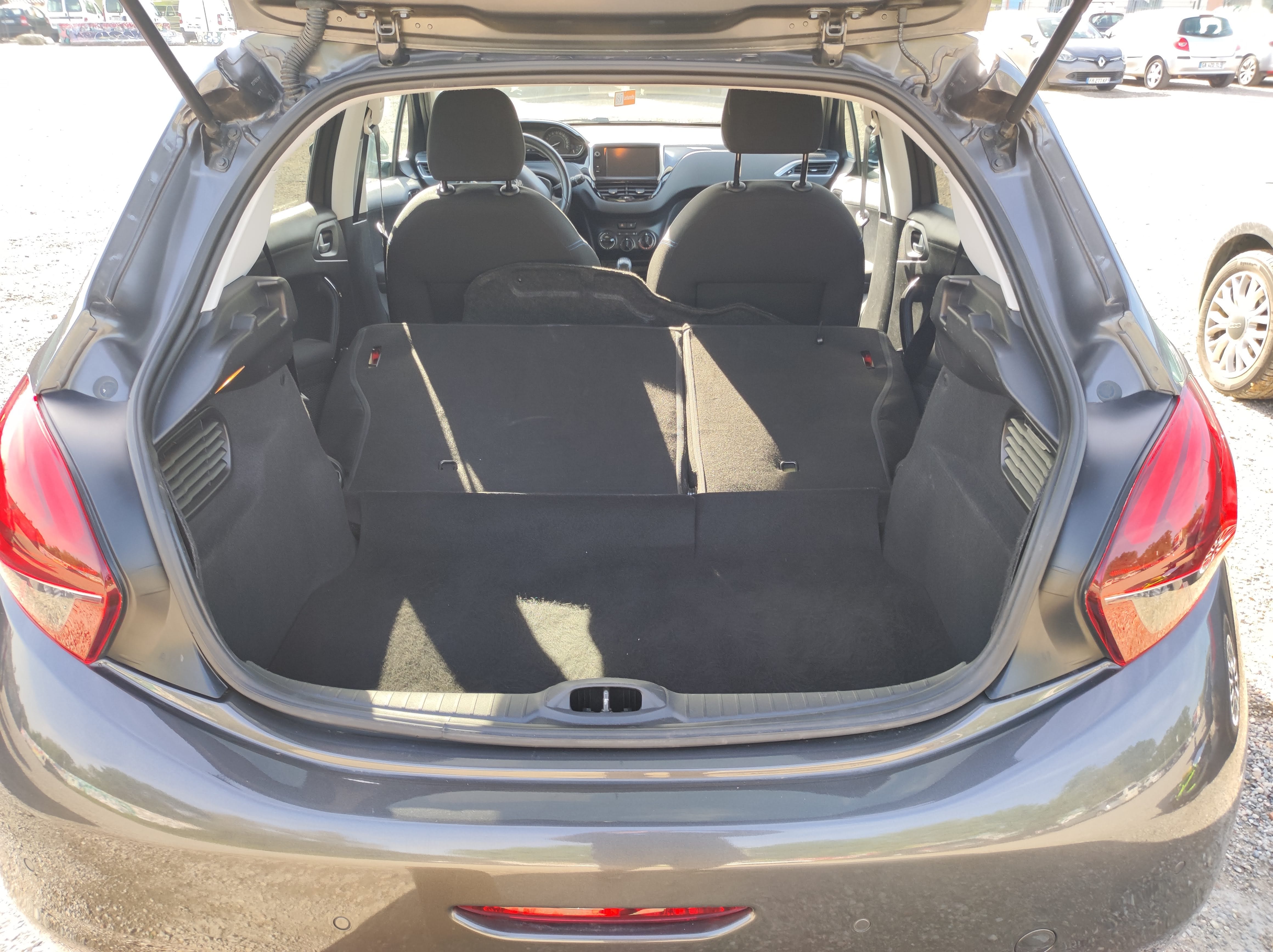 Peugeot 208 met Autostoel baby