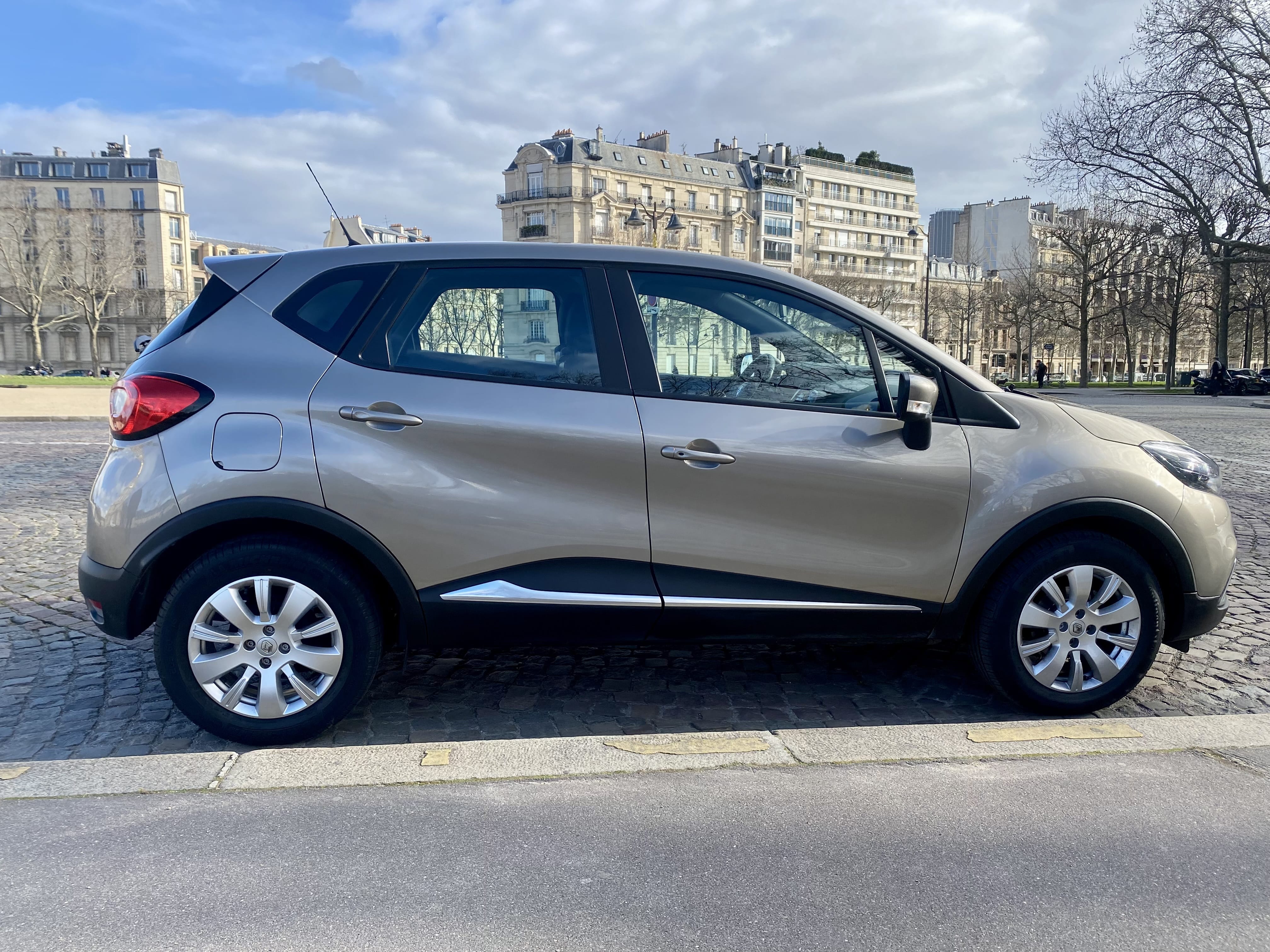 Renault Captur  90 cv / métro ligne 2 / Bluetooth avec GPS