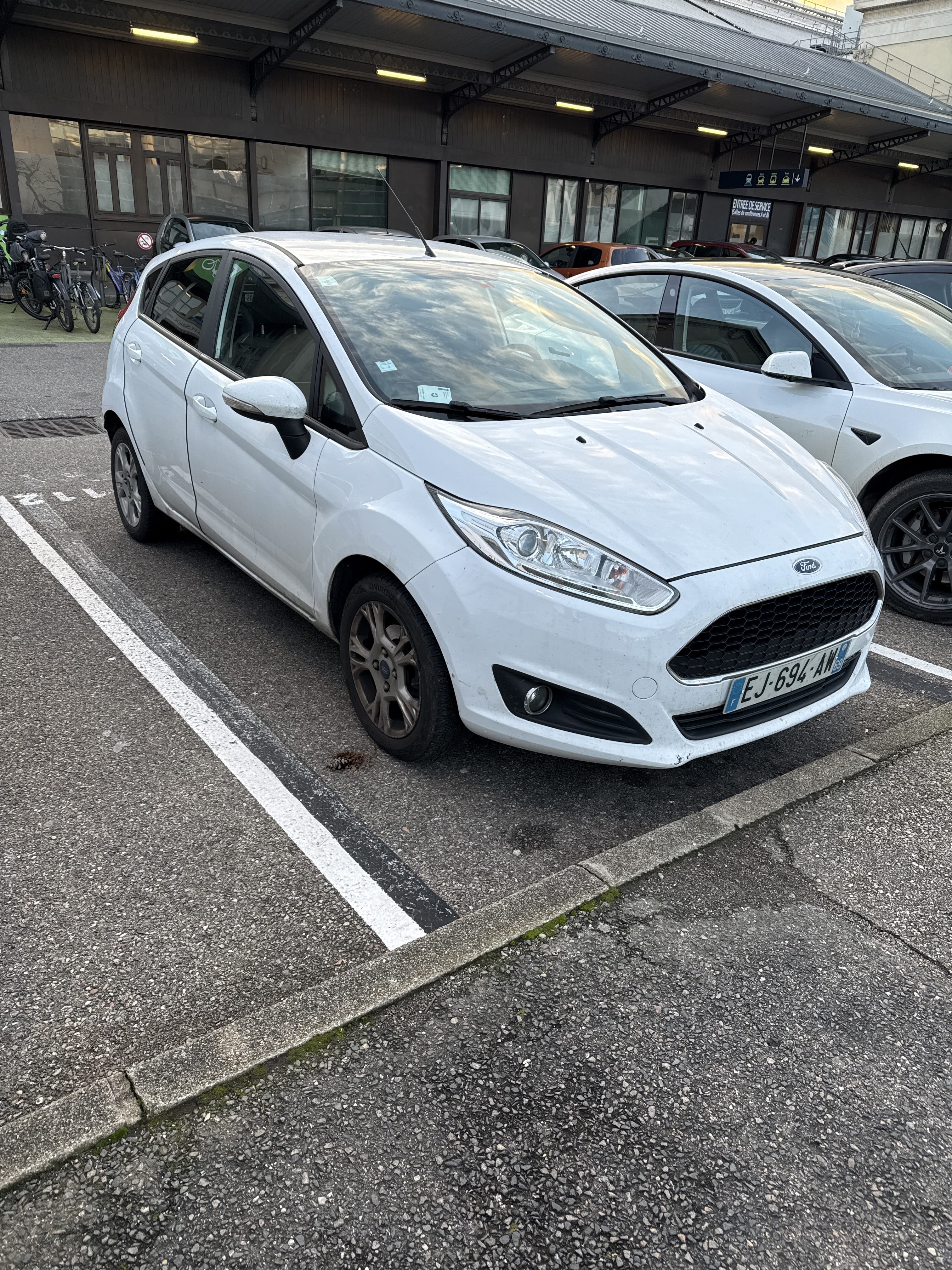 Ford Fiesta EJ694AW avec Climatisation
