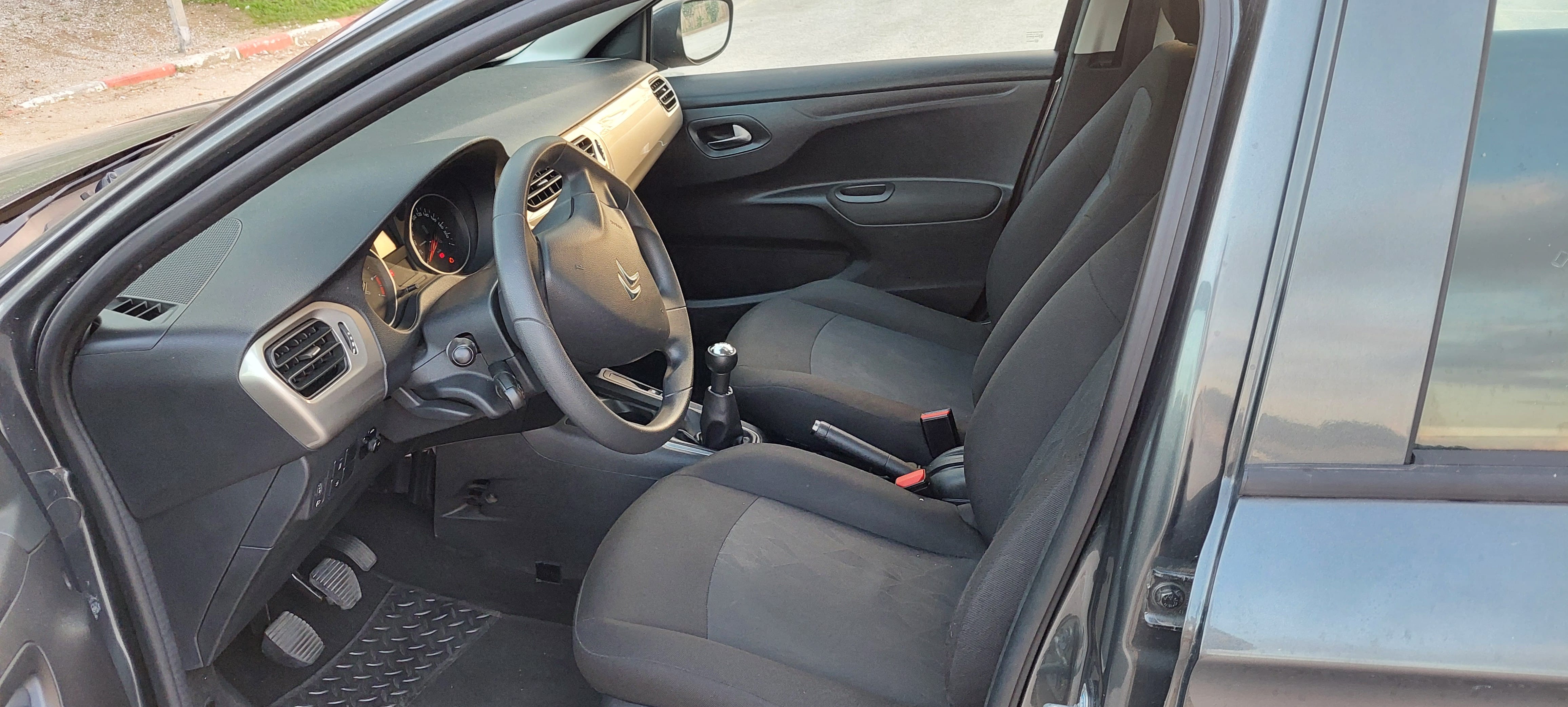 Citroen C-Elysée con Puertos de carga USB