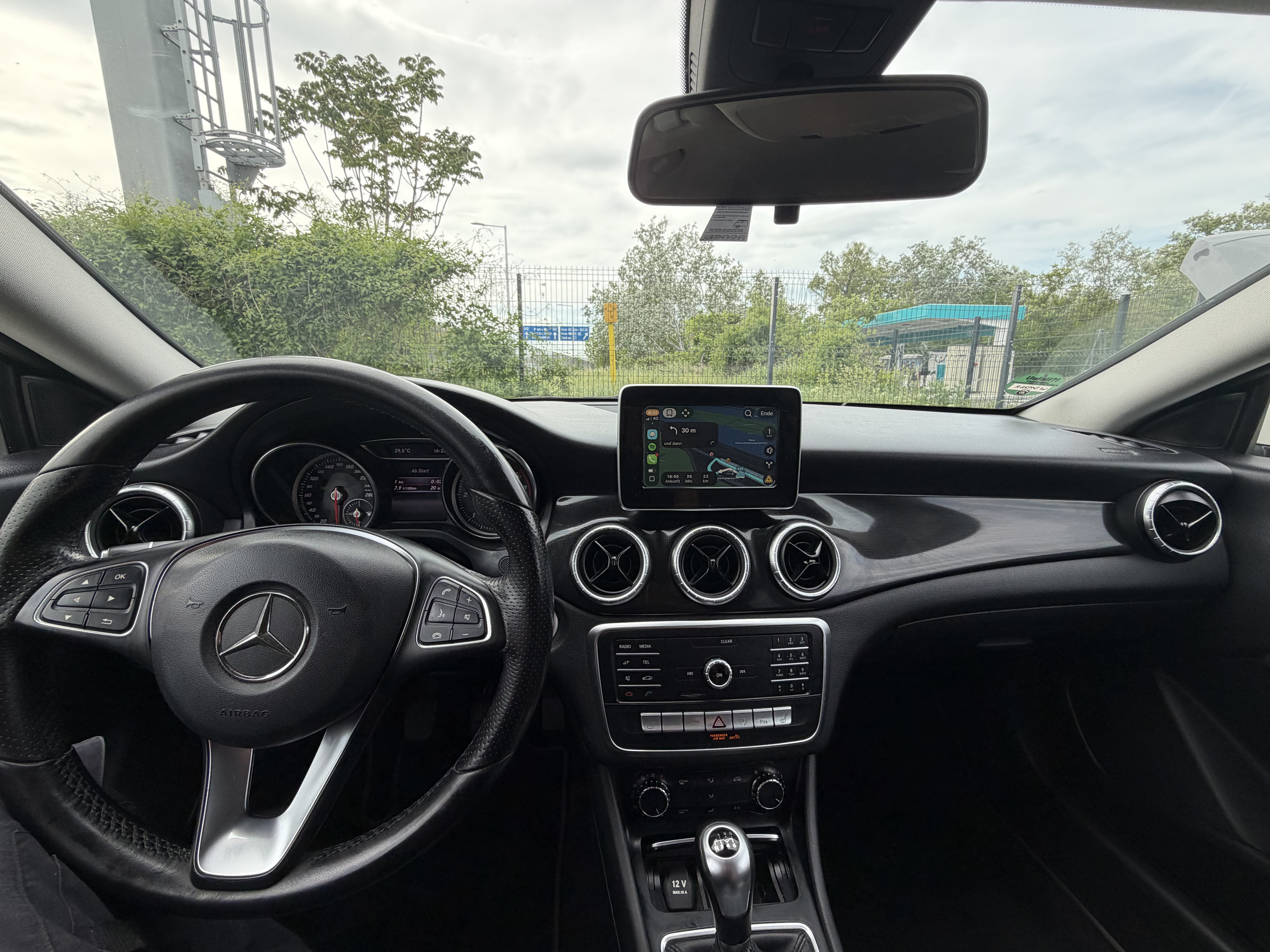 Mercedes-Benz CLA 180 mit Navigationsgerät