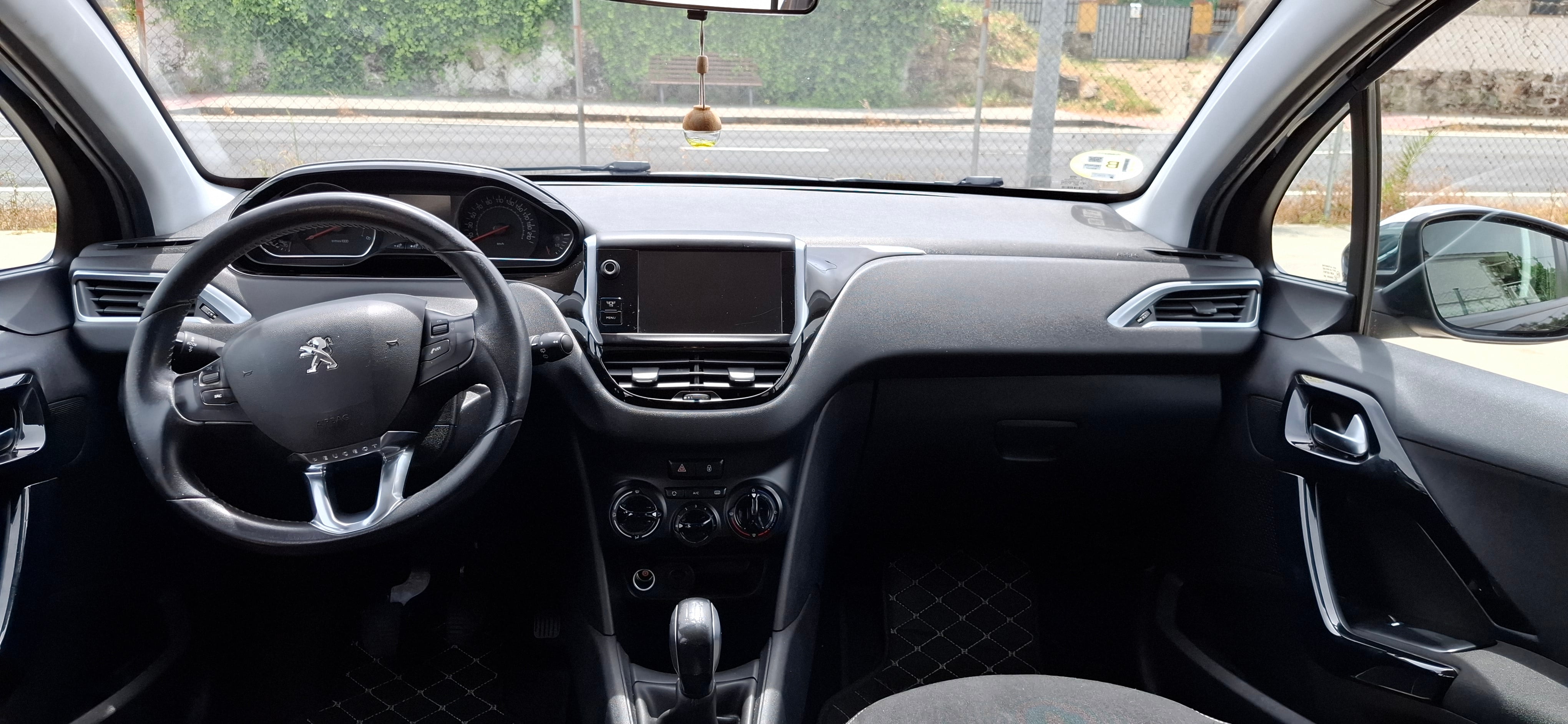 Peugeot 208 con Silla infantil