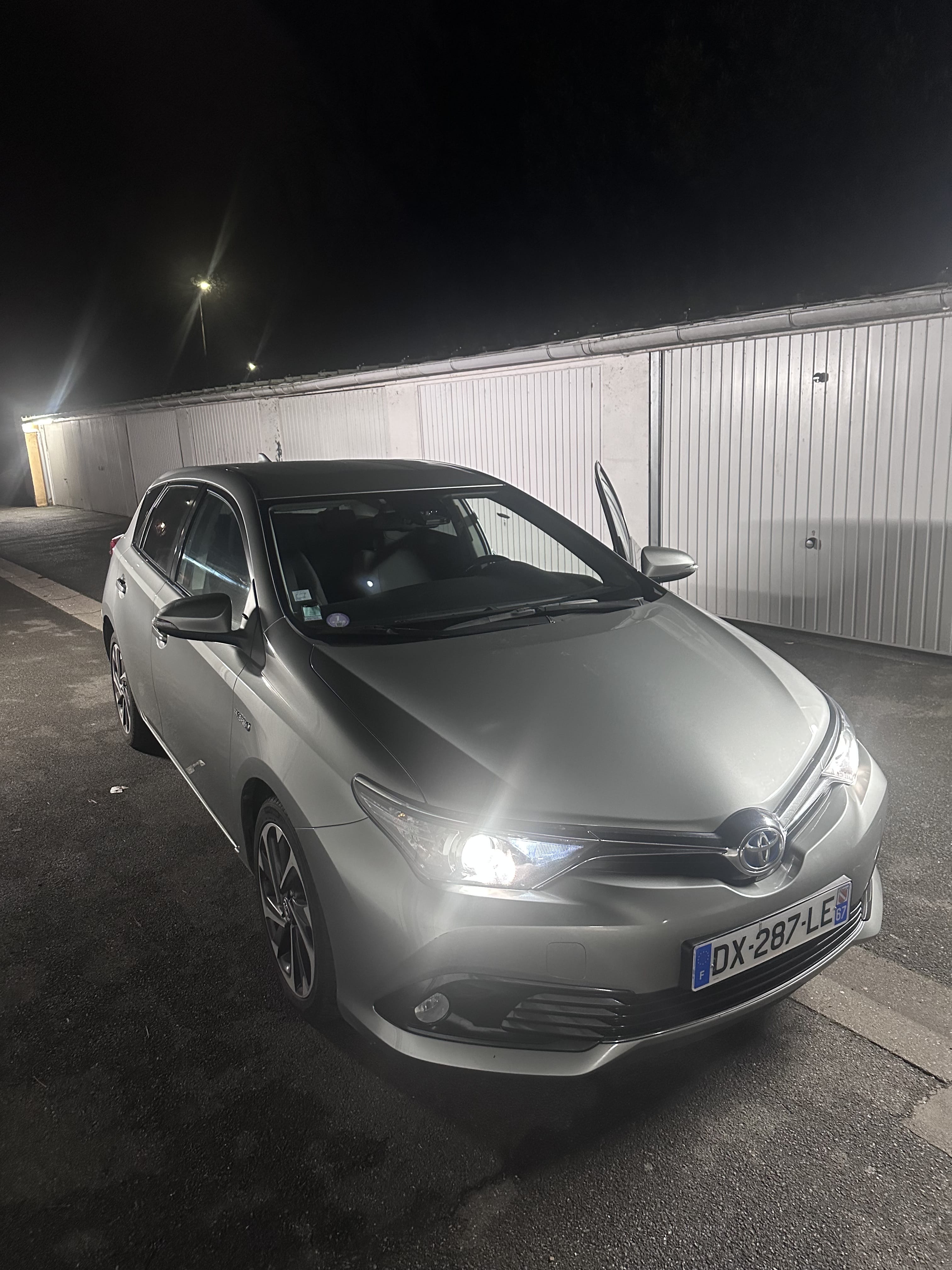 Toyota Auris, 2015, Essence 95 / Électrique (hybride), automatique
