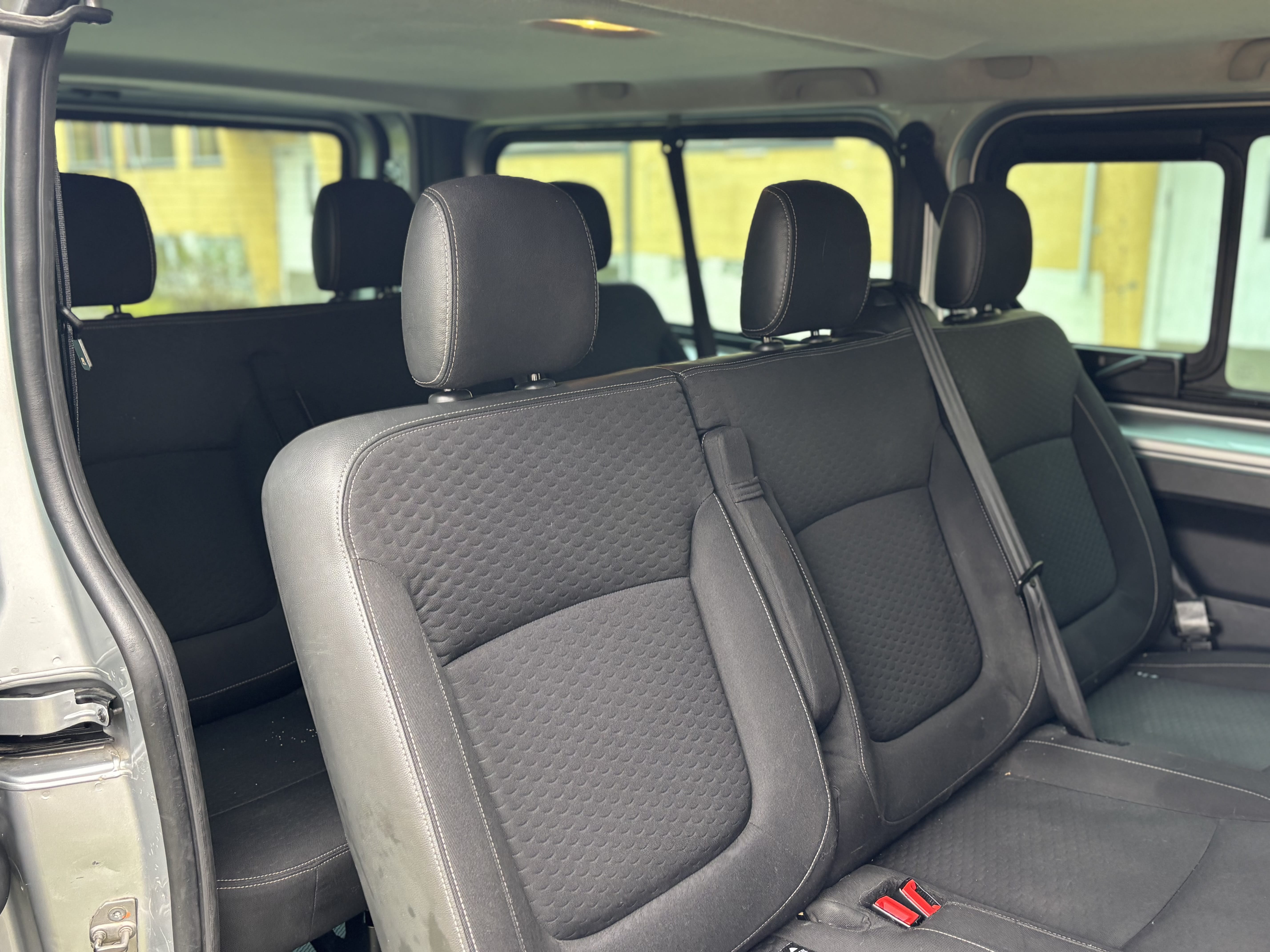 Opel Vivaro Minibuss med Vinterdekk
