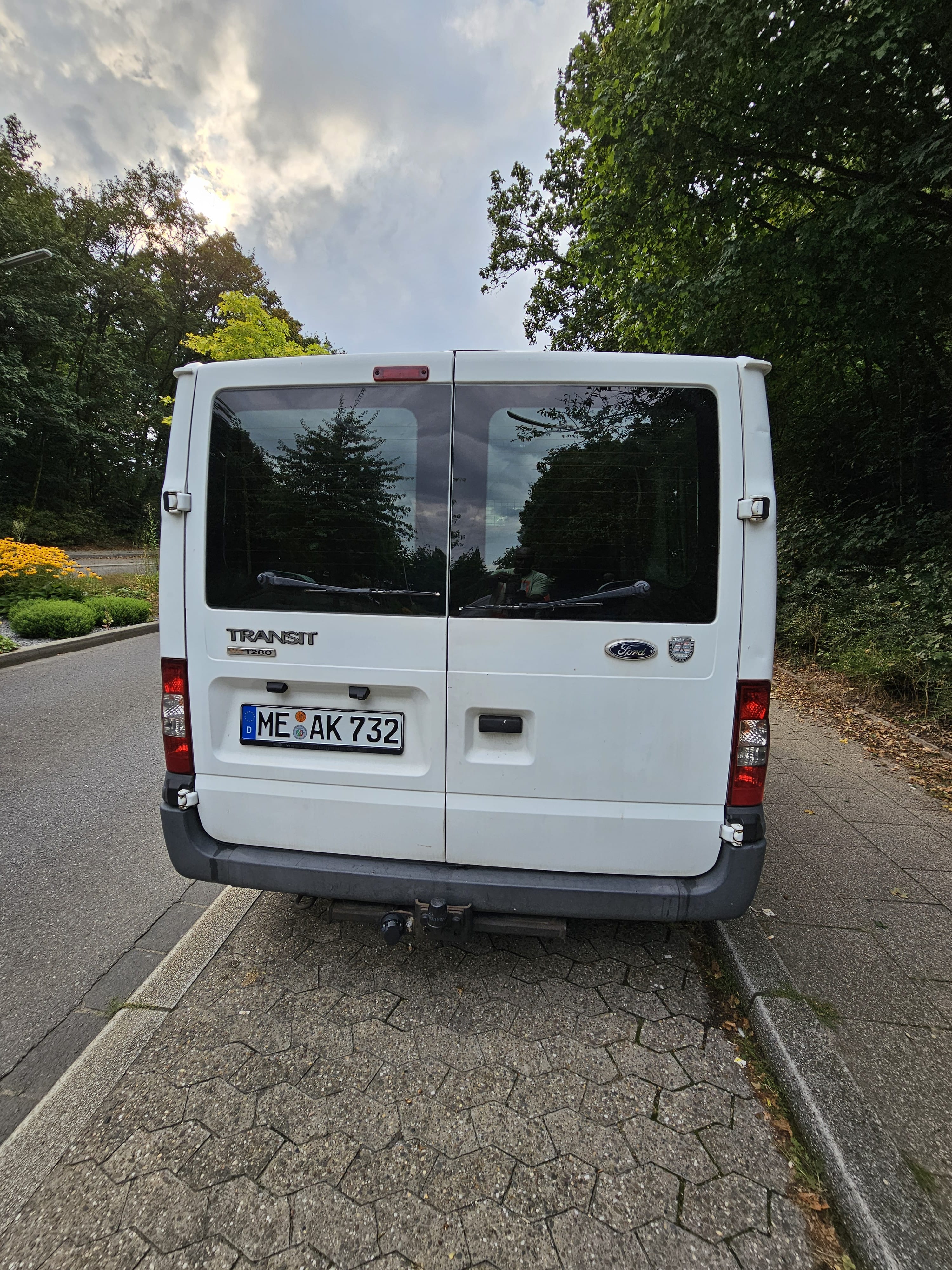 Ford Transit Cargo Van mit Anhängerkupplung