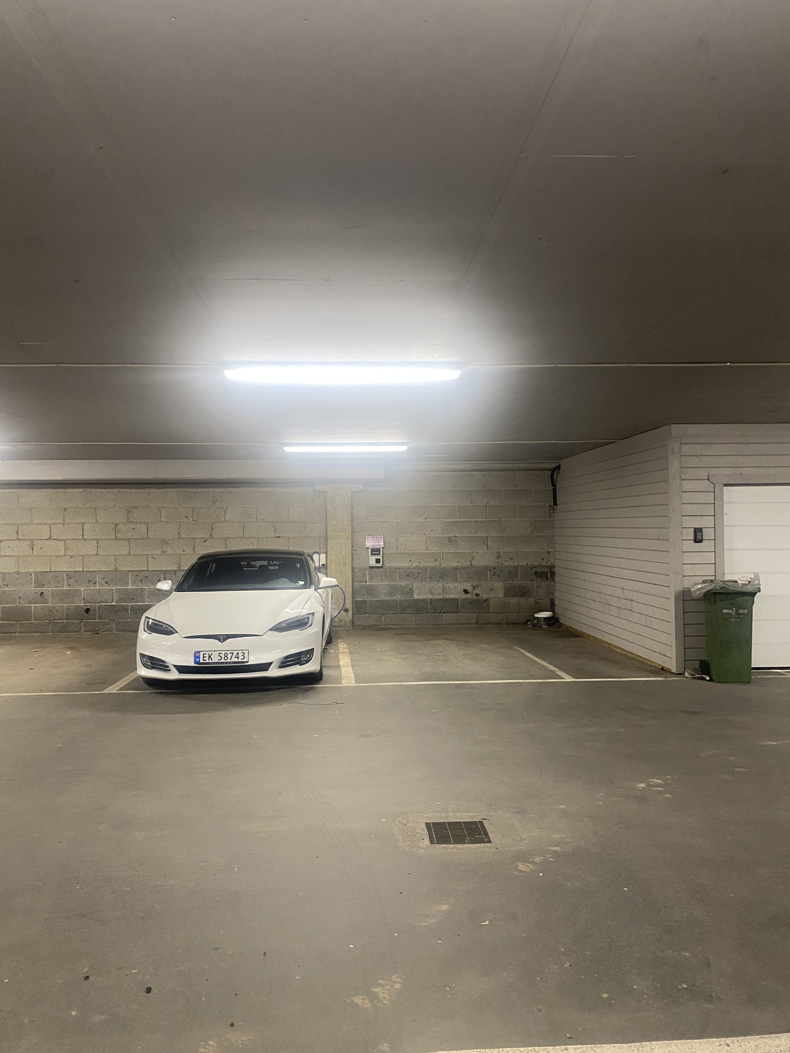 Tesla Model S 75 D 4WD med Bluetooth audio