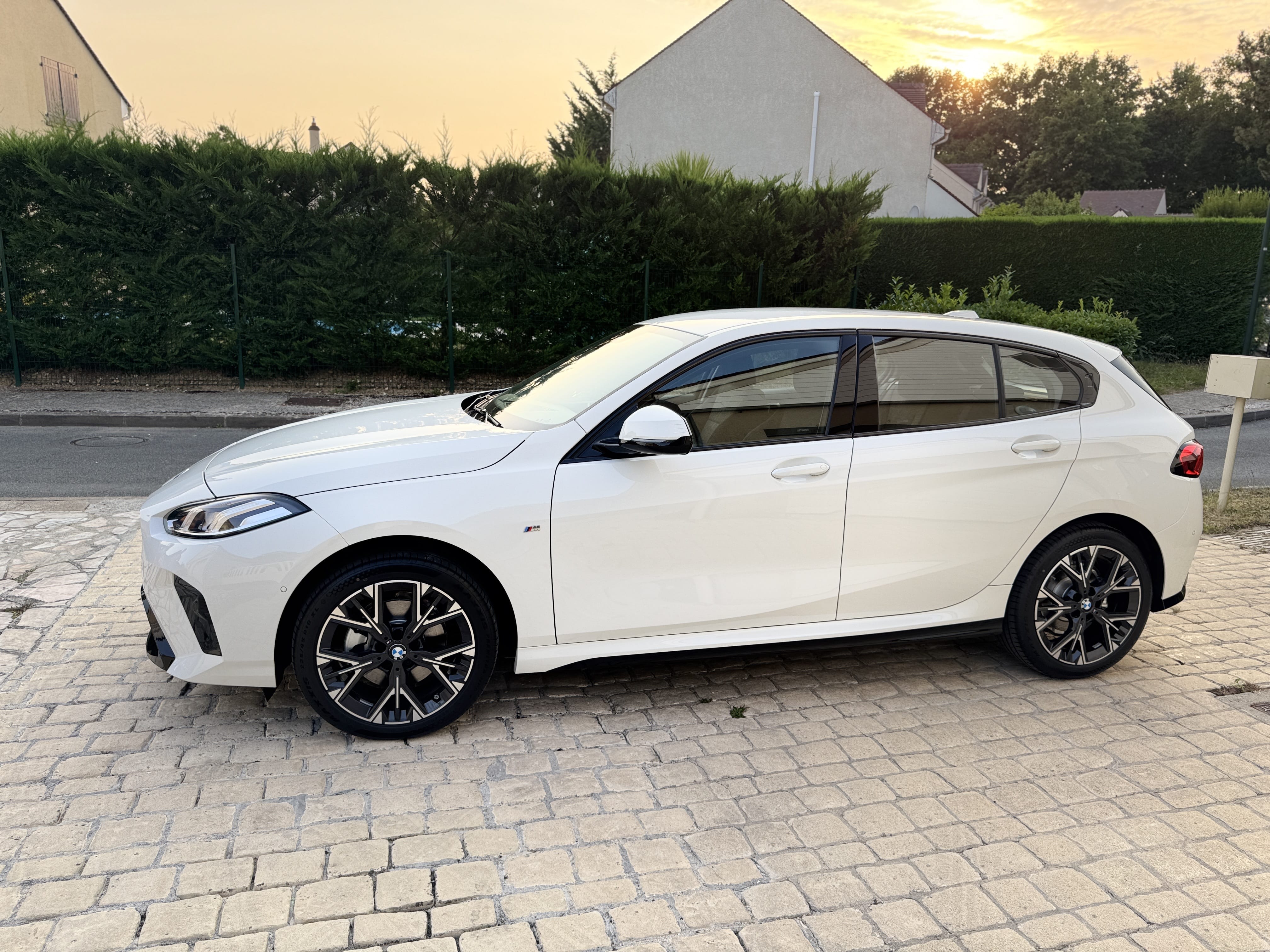 BMW Série 1, 2025, Essence 98