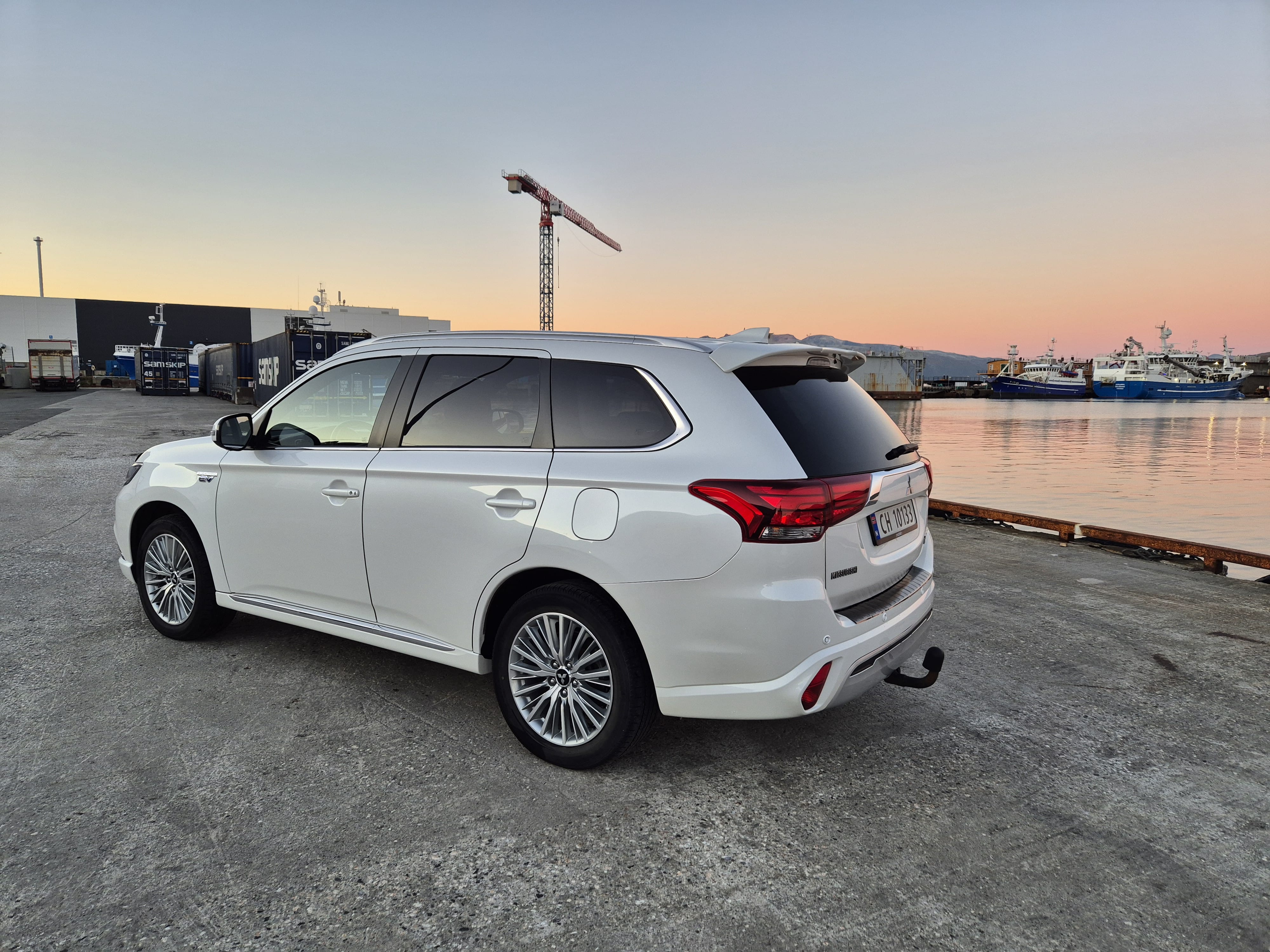 Mitsubishi Outlander Hybrid 2.4L 4x4, Free reserved city parking met Cruise control