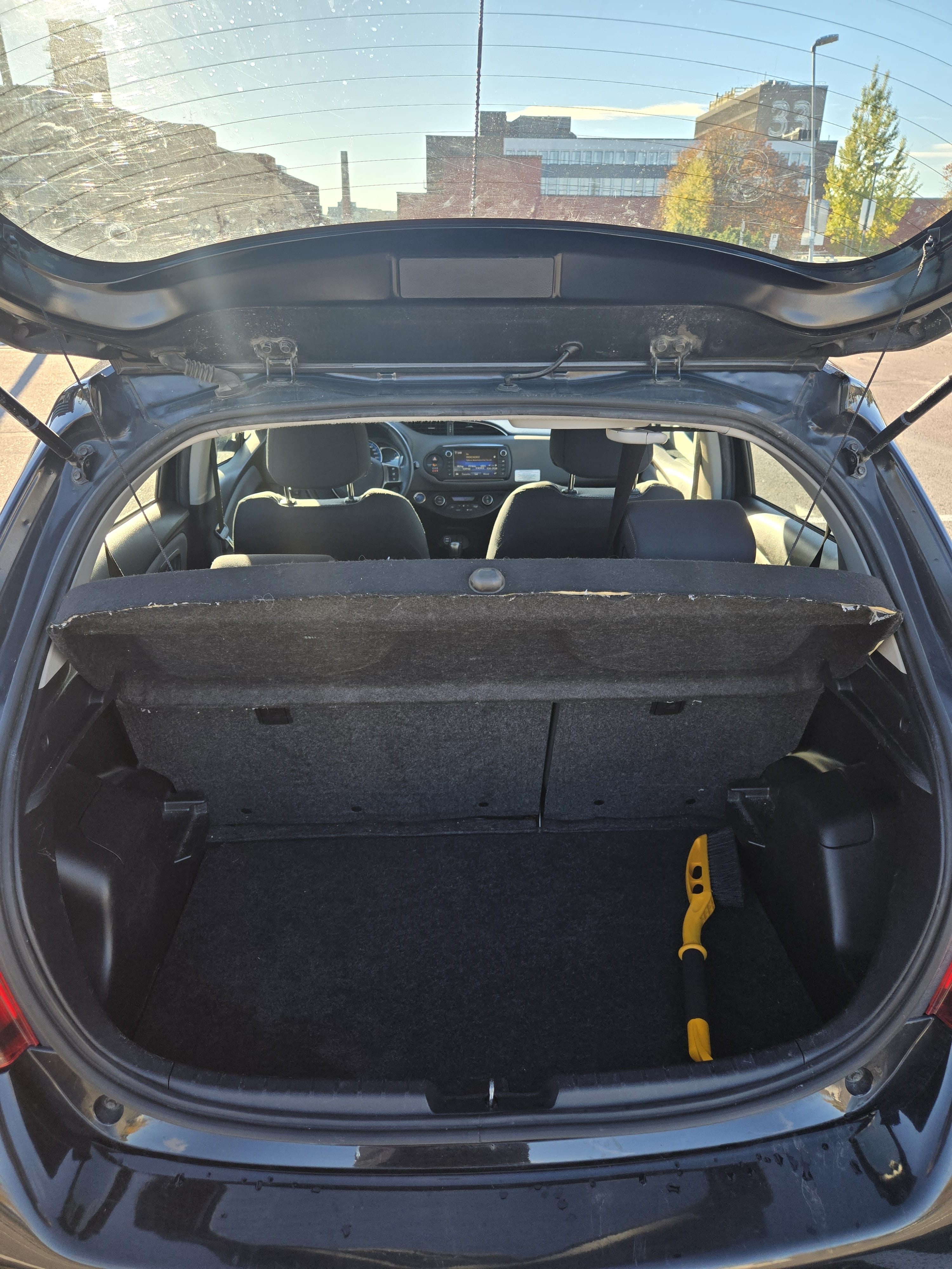 Toyota Yaris Hybrid 1,5 Bensin, Automat med Vinterdekk