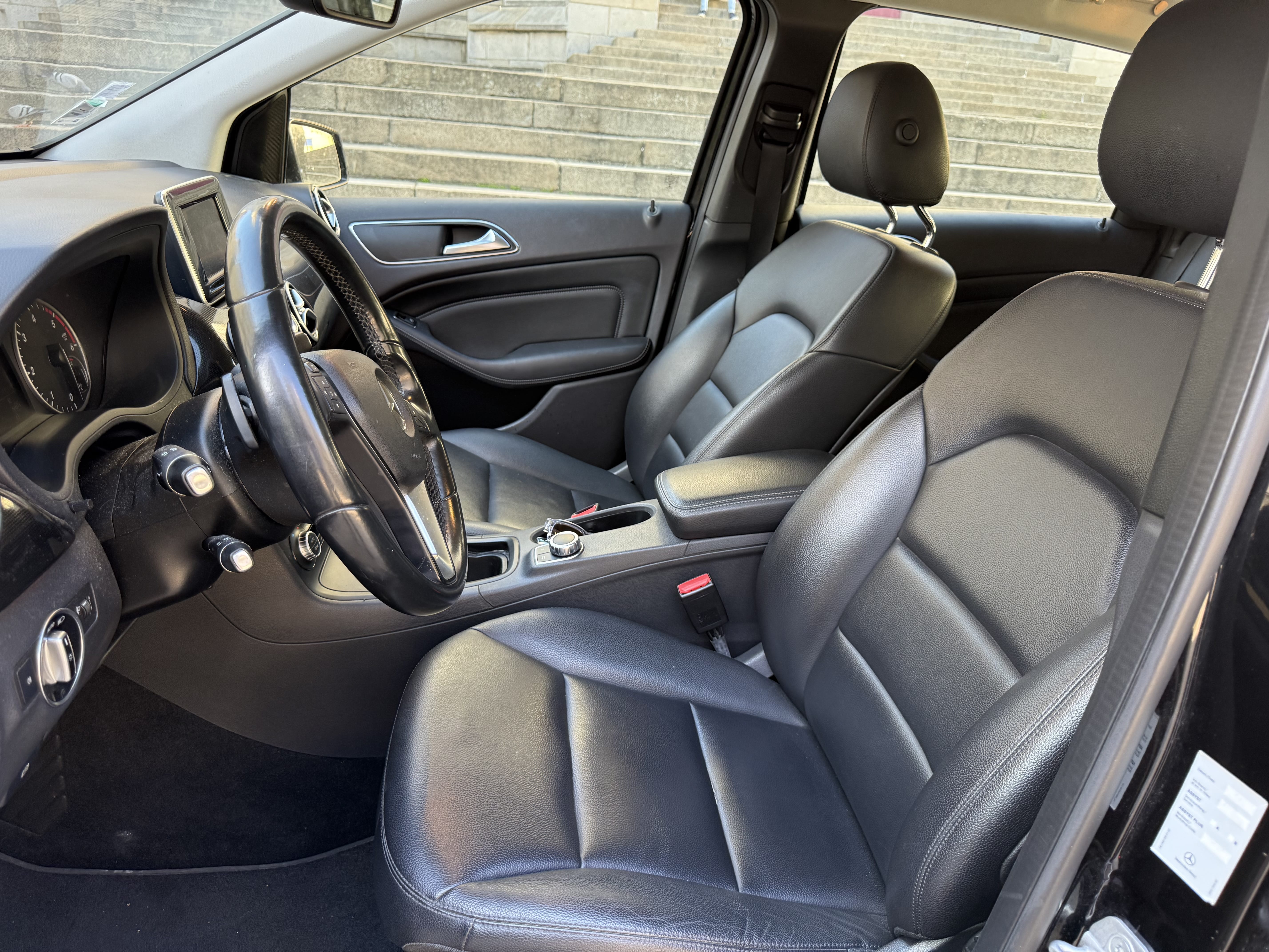 Mercedes-Benz Classe B - Stationnement gratuit, centre-ville, Nantes avec Entrée audio / iPod