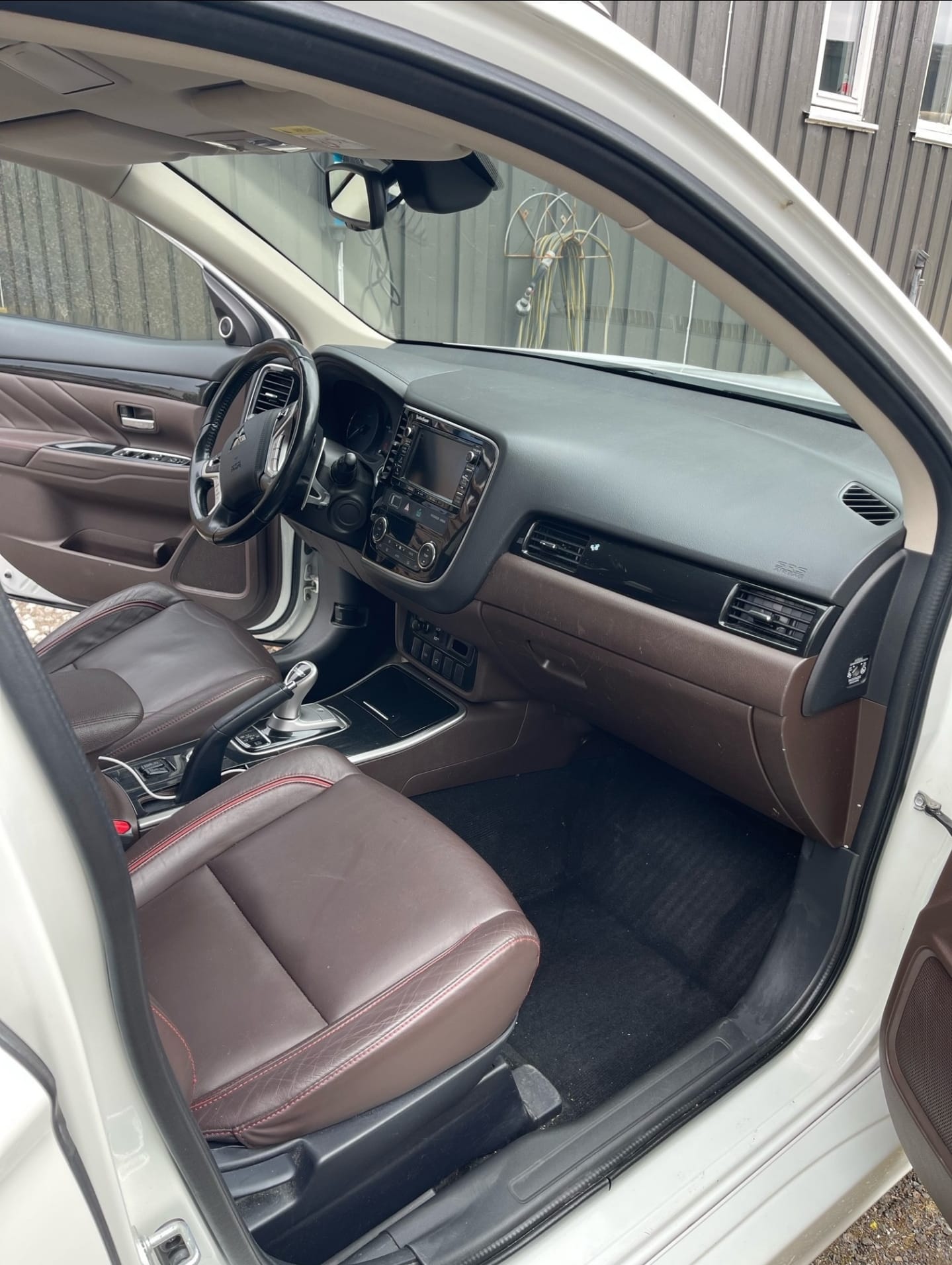 Mitsubishi Outlander PHEV SE with Four-wheel drive