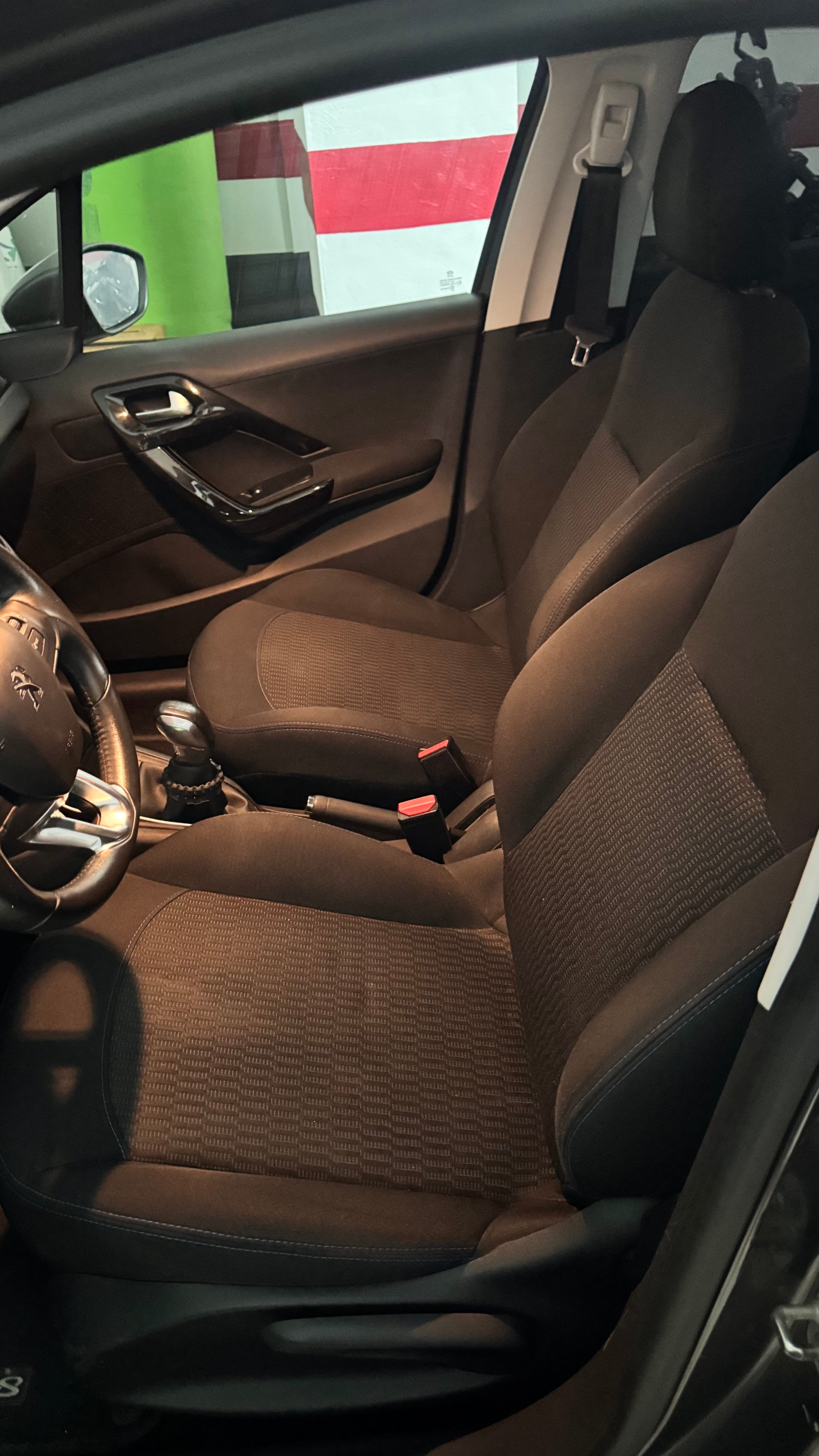 Peugeot 208 1.2 gasolina con Audio Bluetooth