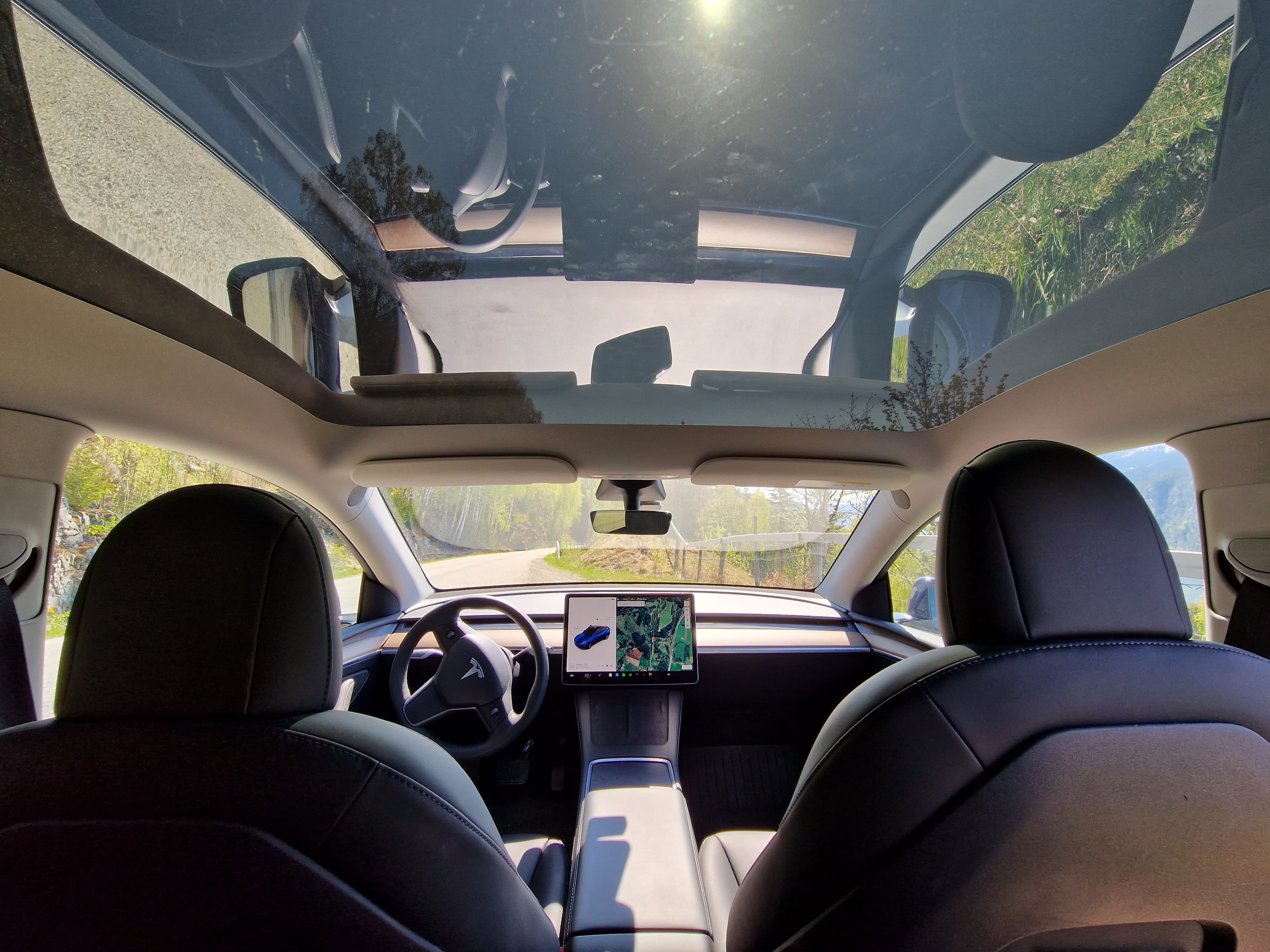 Tesla Model Y med Cruisekontroll