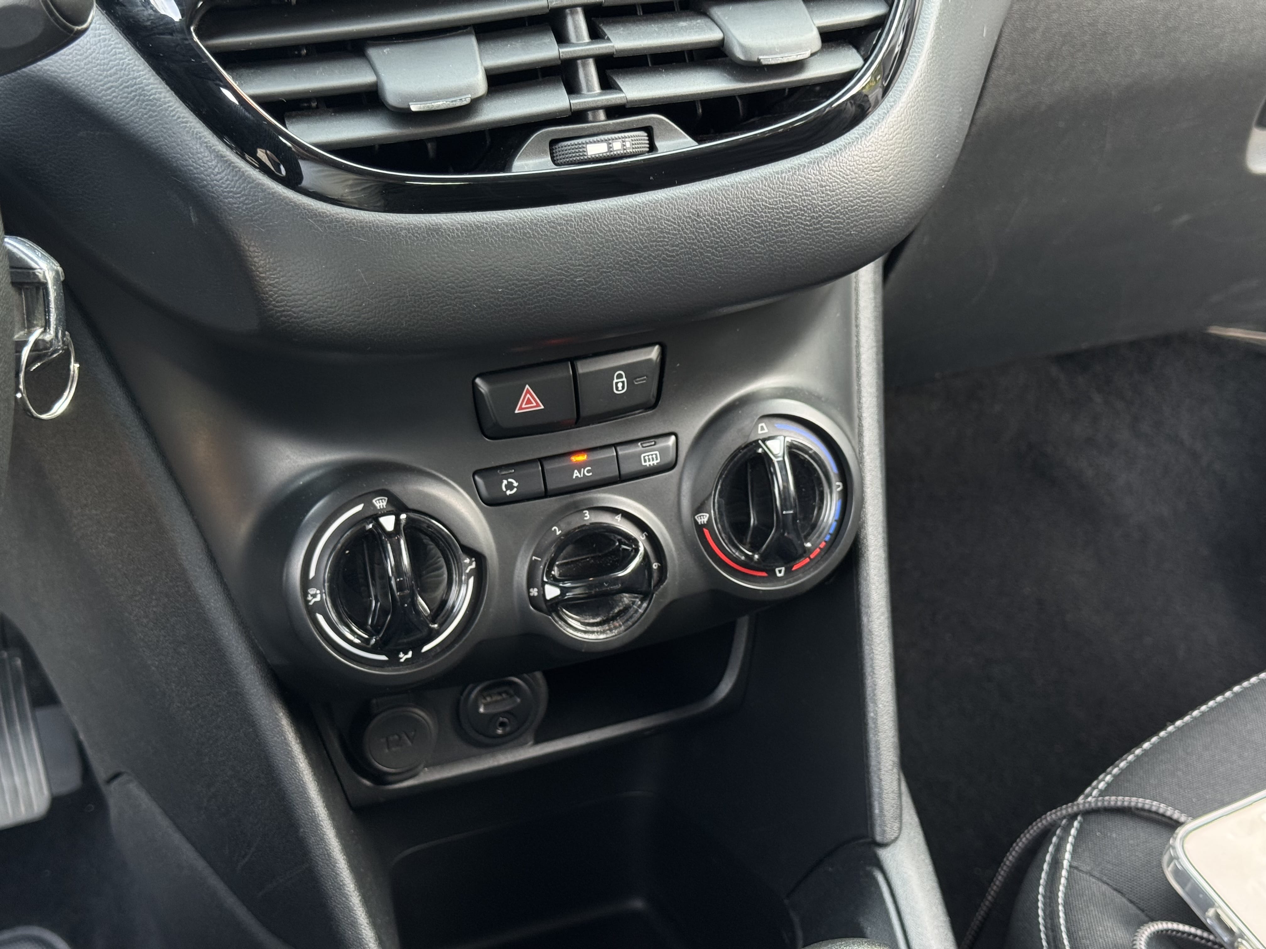 Peugeot 208 avec Apple CarPlay