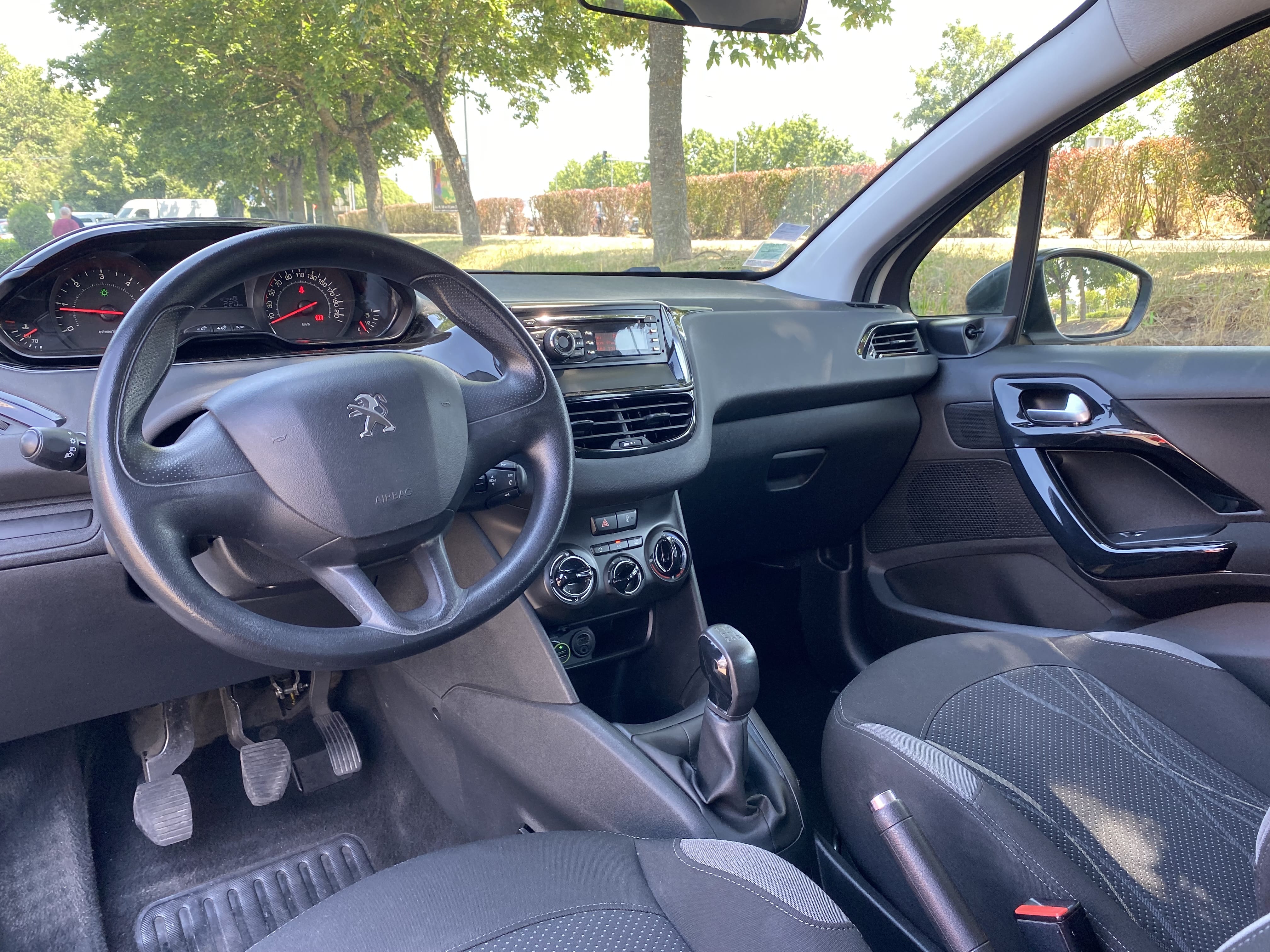 Peugeot 208 1.6 HDi diesel 5 portes avec Audio Bluetooth