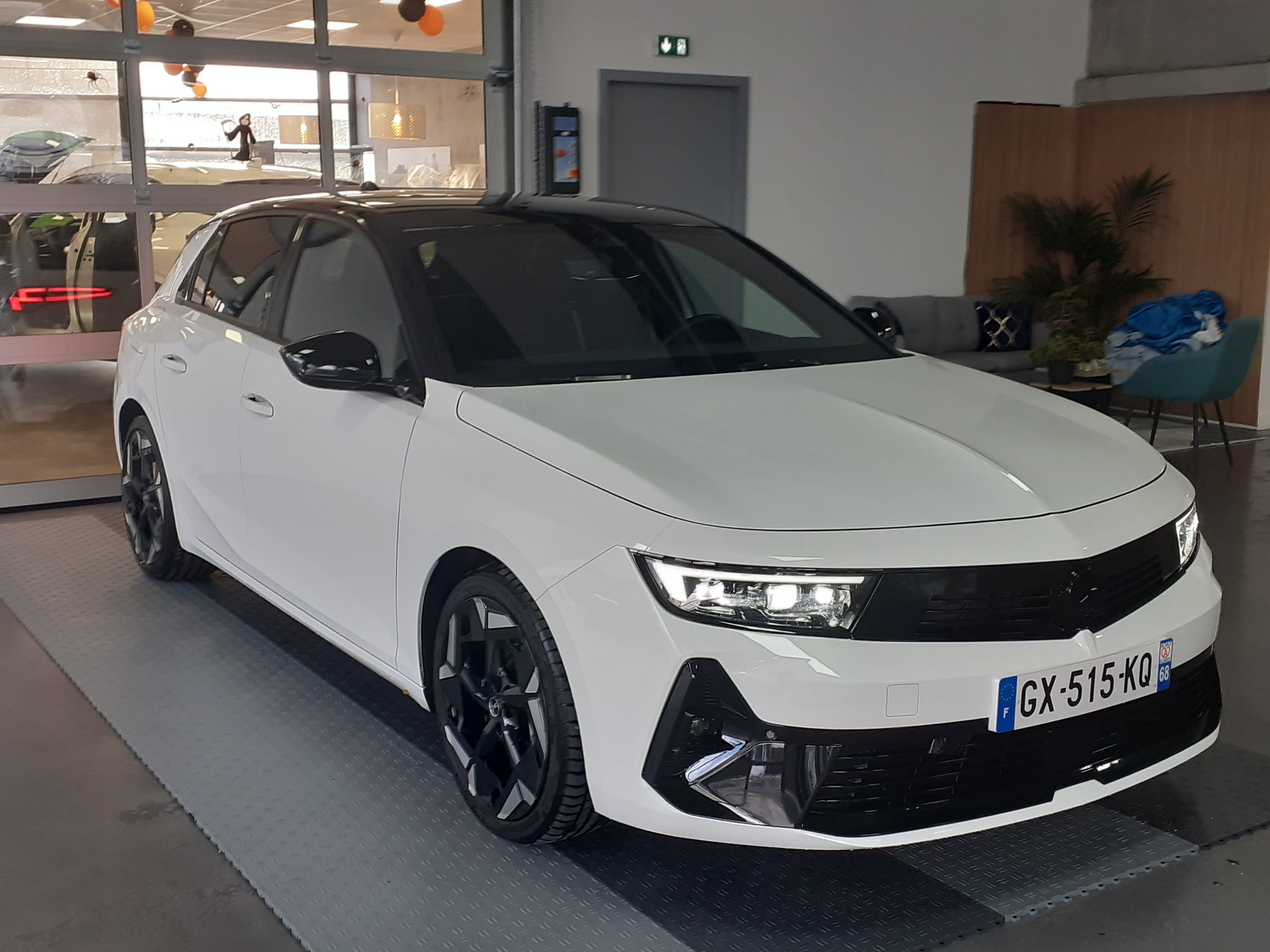 Opel Astra, 2023, Essence 95 / Électrique (hybride), automatique