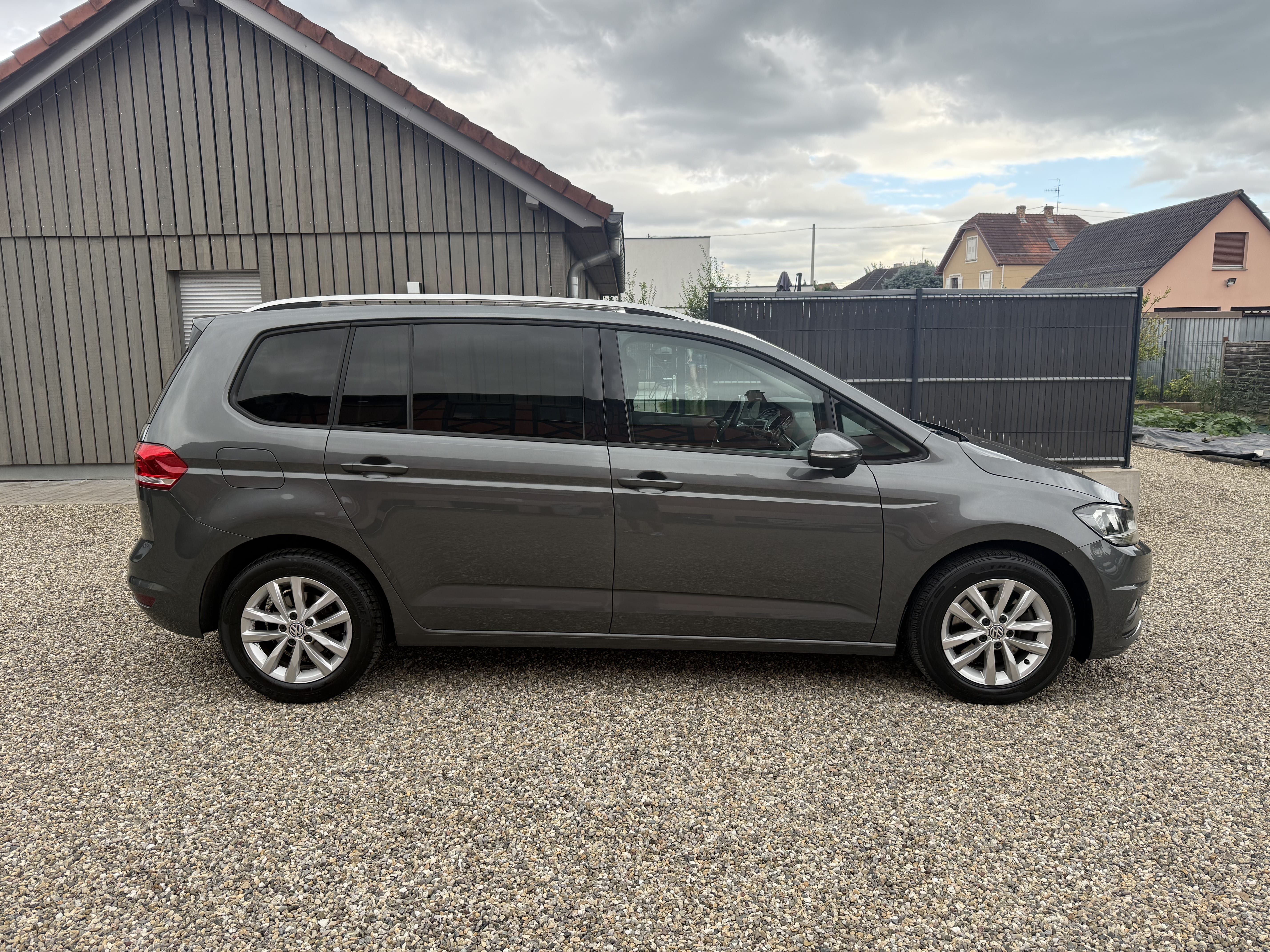 Volkswagen Touran Diesel 7 Places / Caméra (pneus 4 saisons / vignette suisse 2025) avec Climatisation