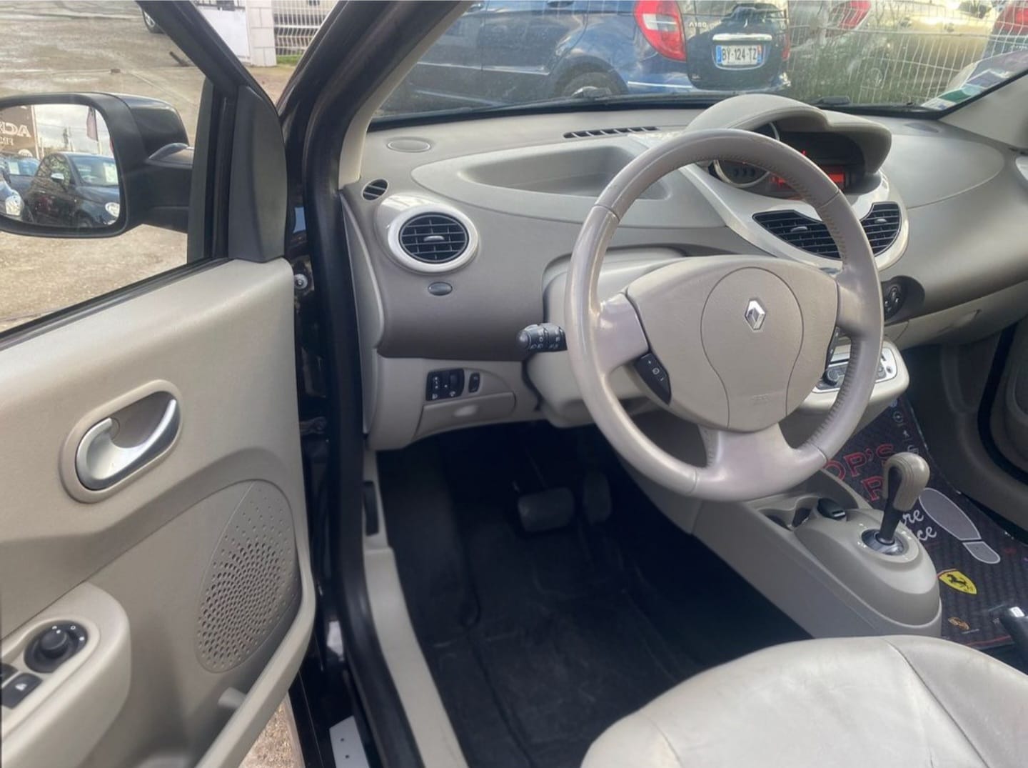 Renault Twingo II automatique 5 chevaux fiscaux 1.2 16 V 75 ch