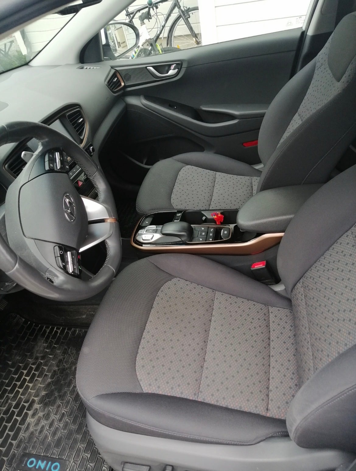 Hyundai Ioniq Electric med Babysete