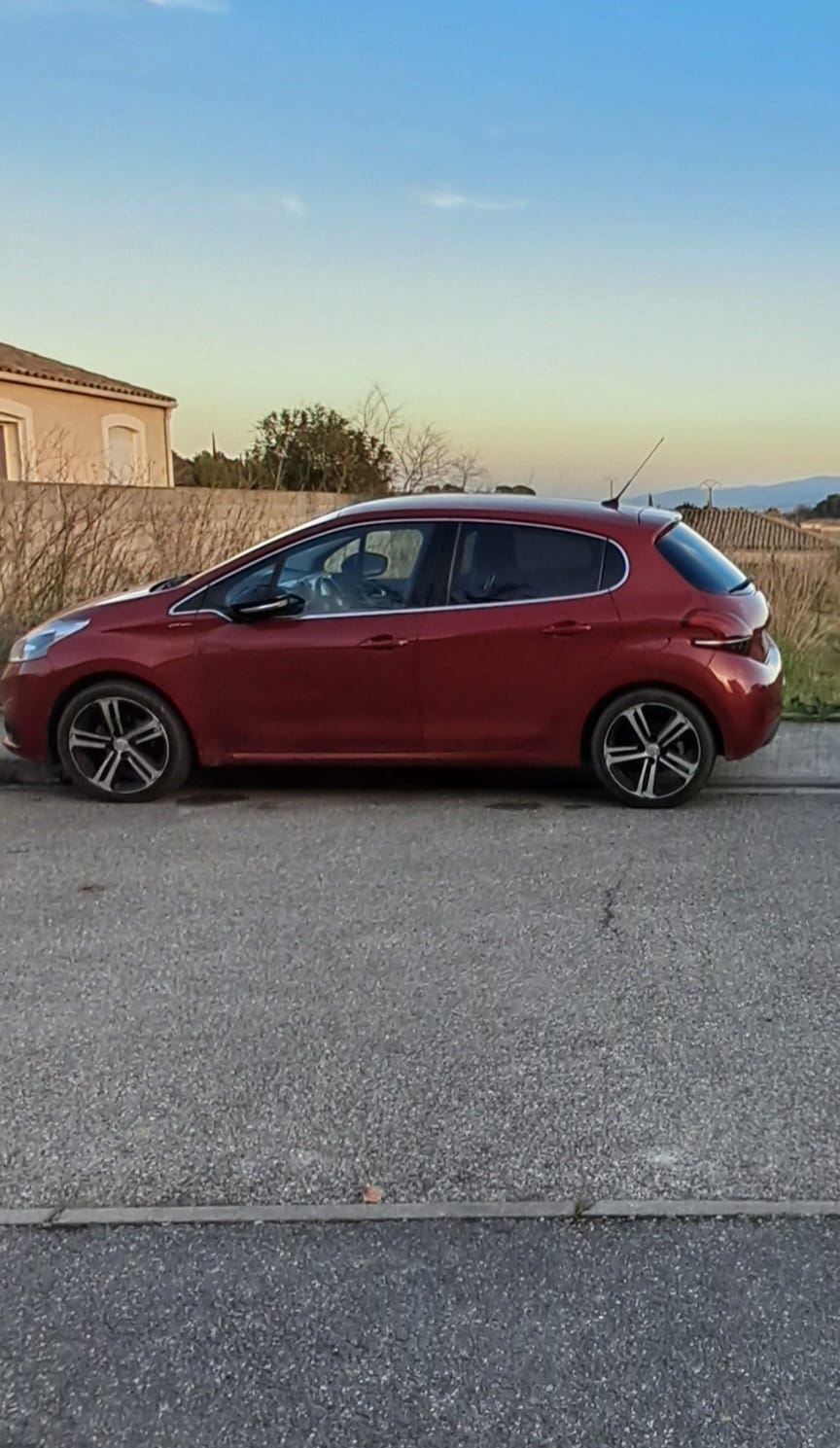Peugeot 208 GT Line  110ch – Sportive & Économique avec Climatisation