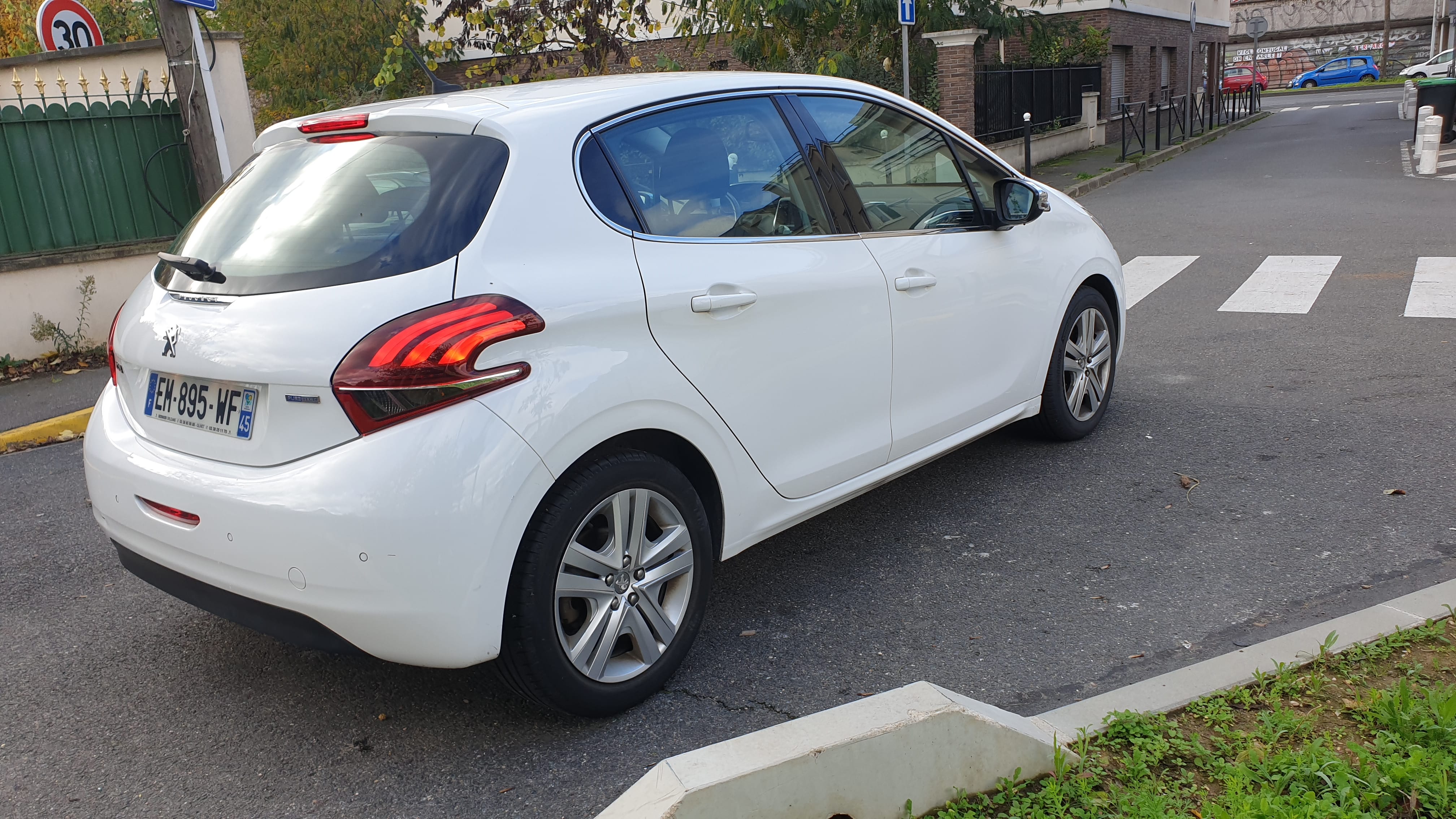 Peugeot 208 Kremelin-Bicêtre -EM895WF avec Régulateur de vitesse