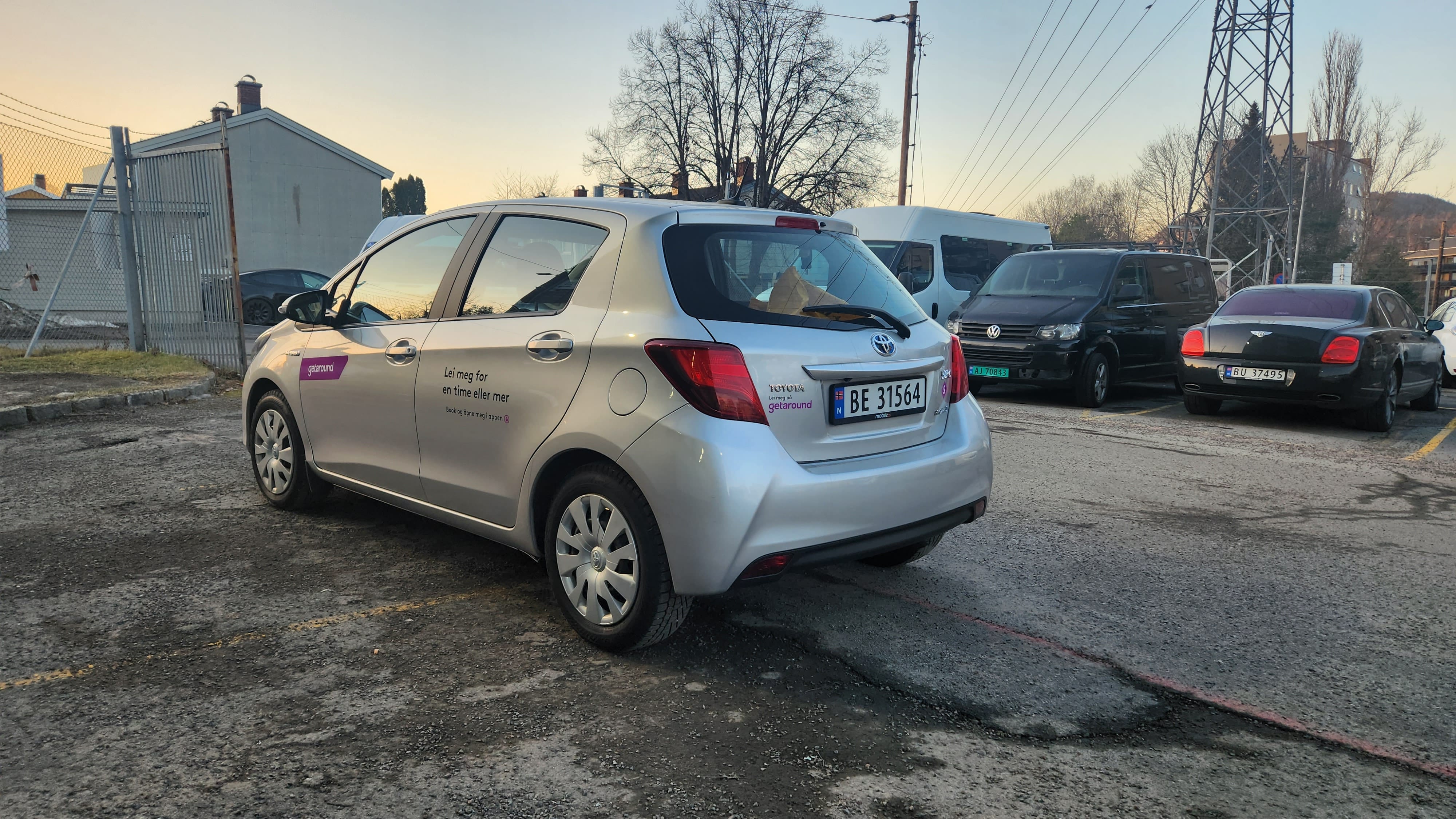 Toyota Yaris Hybrid 1,5 Bensin/Hybrid, Automat, inkl. Beboerkort sone parkering med Bluetooth audio