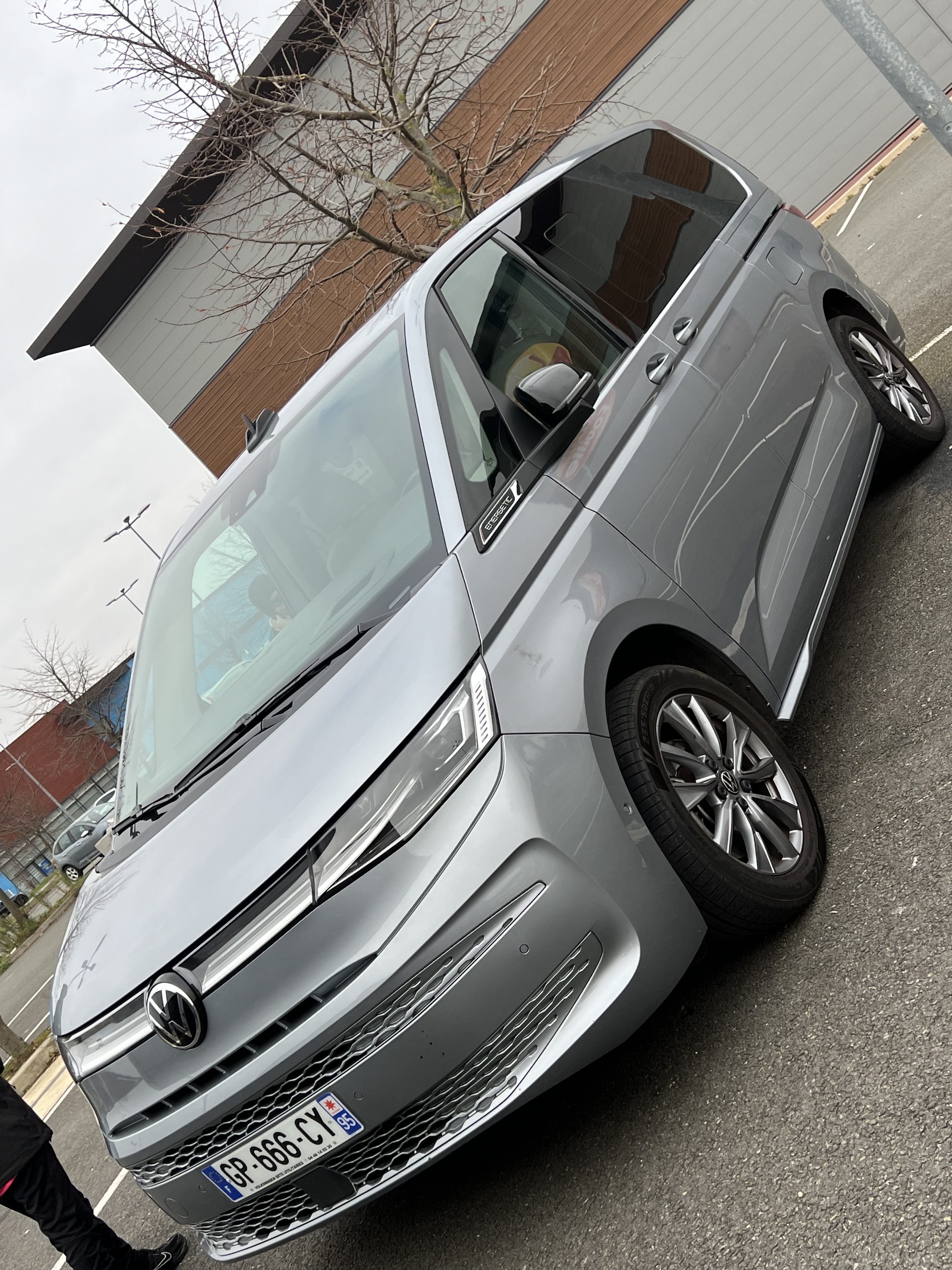Volkswagen Multivan, 2023, Essence 95 / Électrique (hybride), automatique, 7 places