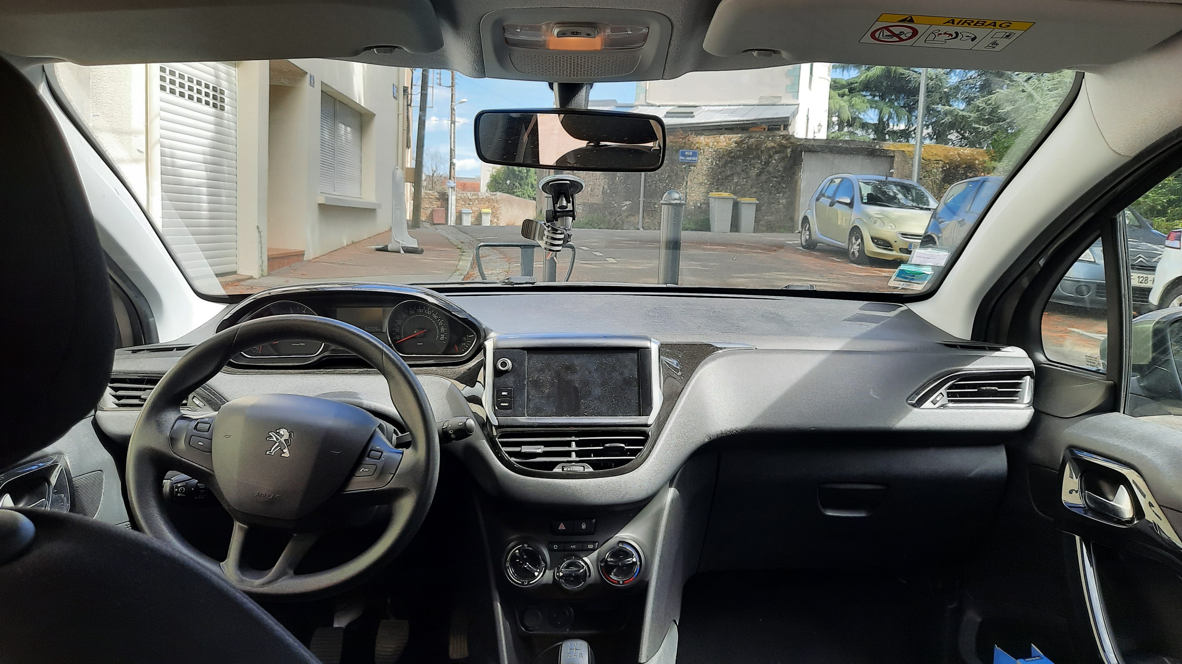 Peugeot 208 avec Siège bébé