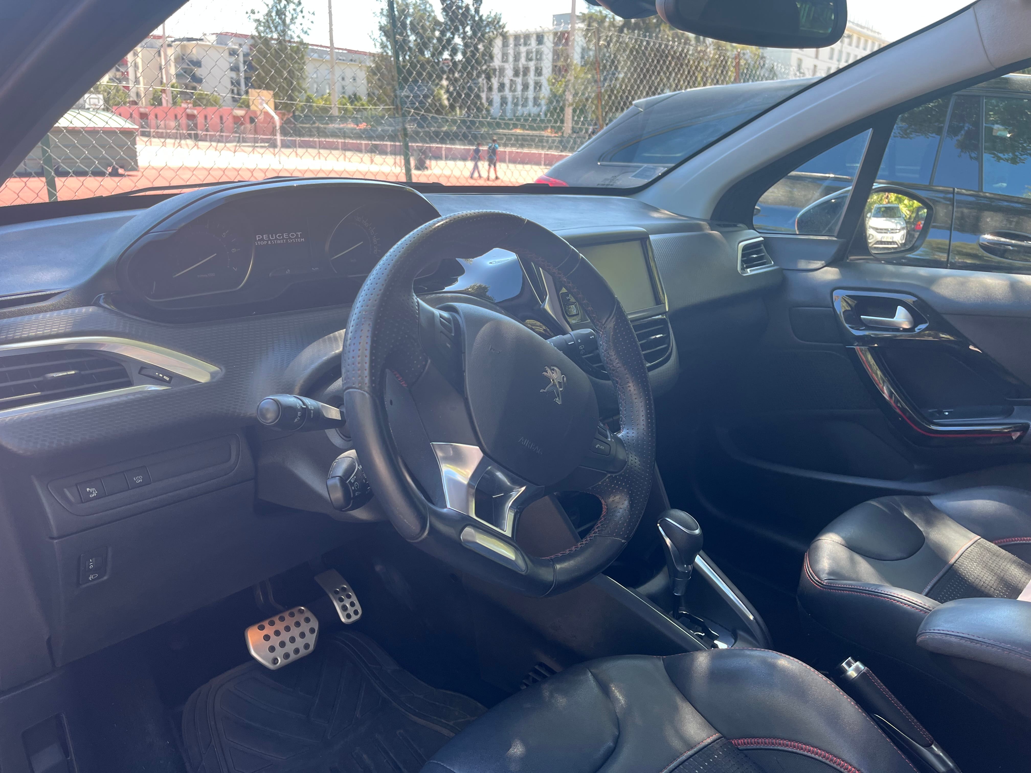 Peugeot 208 avec GPS