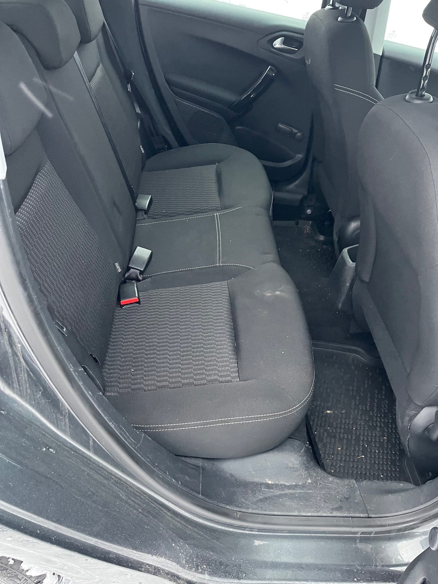 Peugeot 208 1.6HDI with Baby seat