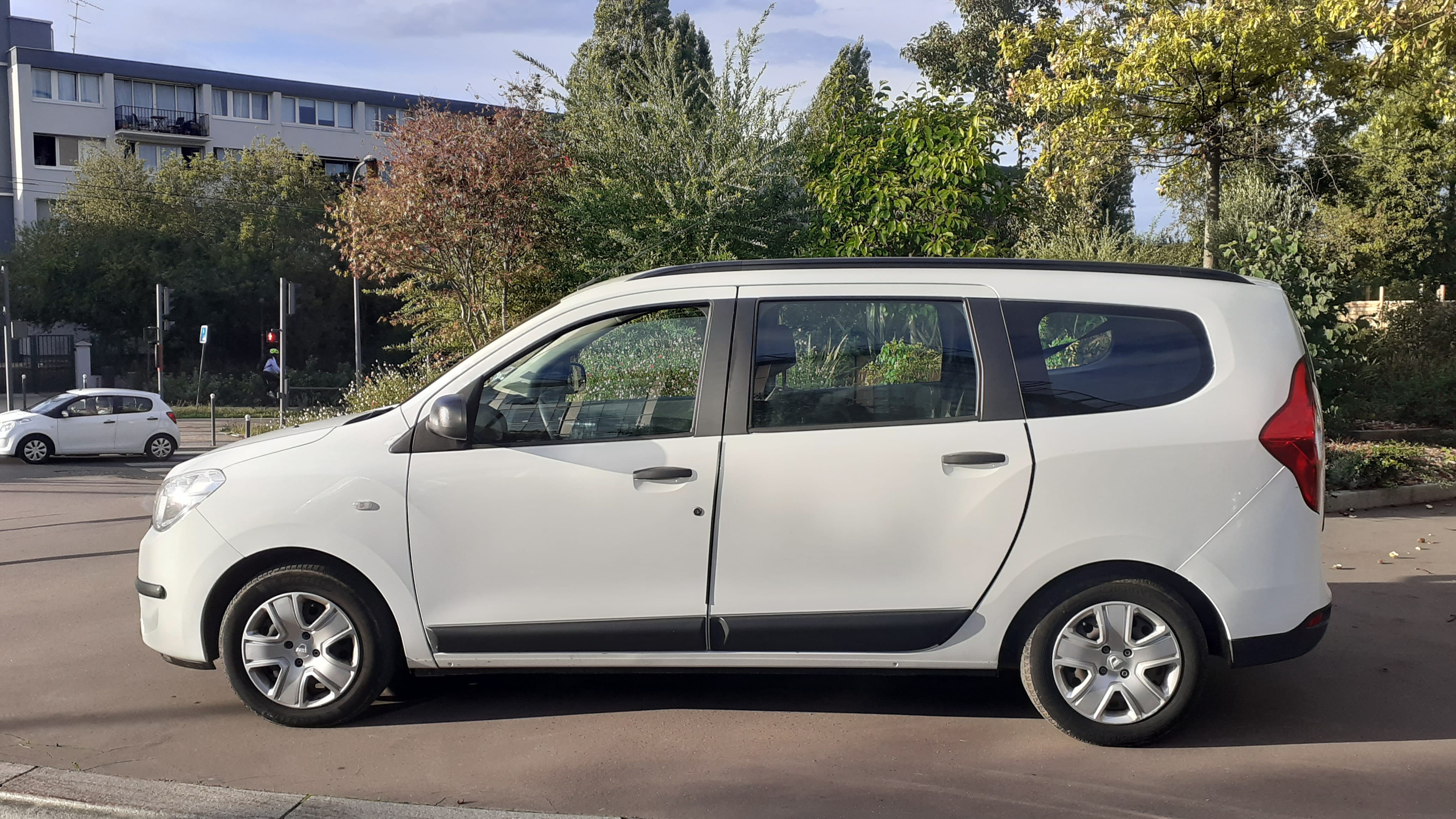 Dacia Lodgy 7 places blanc avec Climatisation