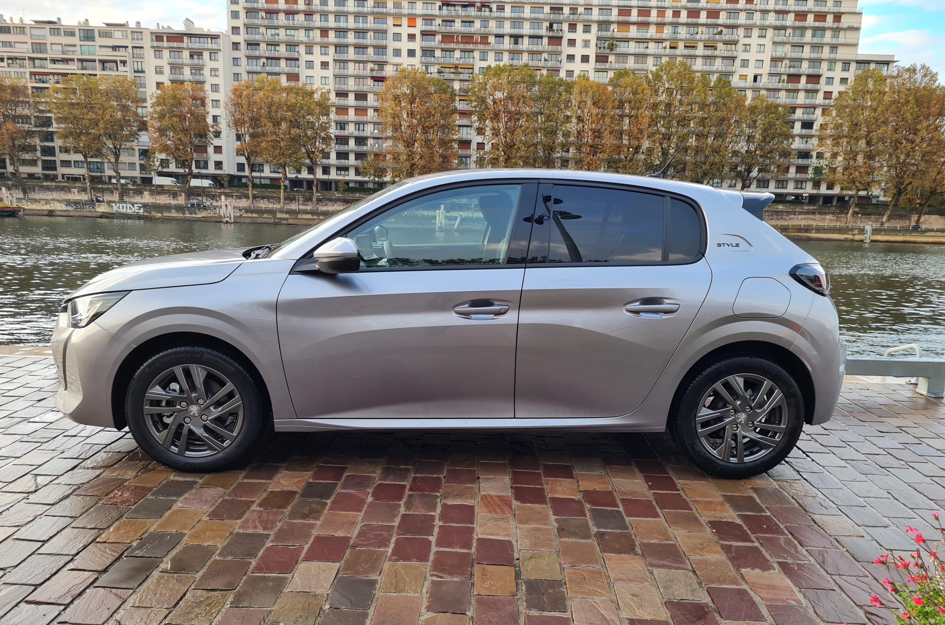Peugeot 208 Style Boite Auto (GC942) (Clim, Connectivité smartphone, Camera recul, ...) # avec Climatisation