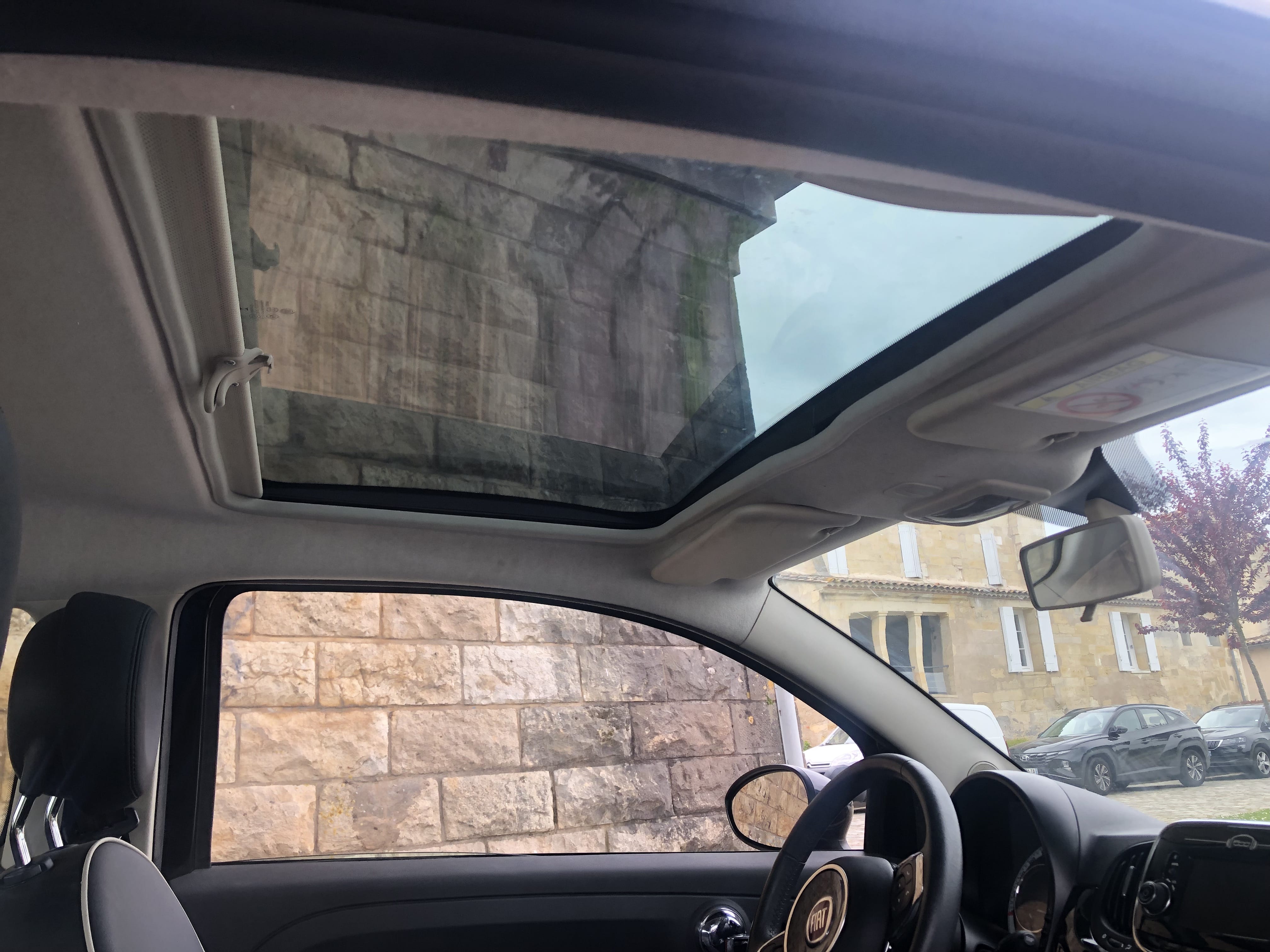 Fiat 500  Louez la Nouvelle Fiat 500 – Citadine Iconique, Économique & Confortable à Bordeaux ! avec Entrée audio / iPod