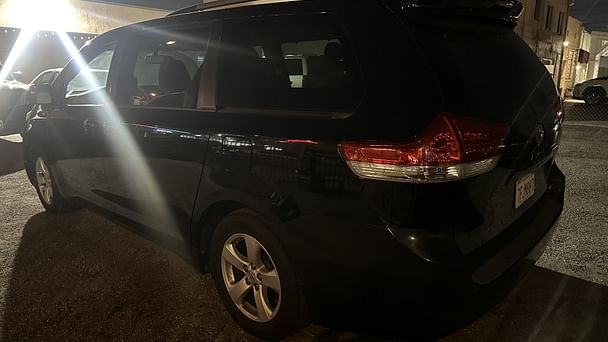 Toyota Sienna LE 8-Passenger with Air conditioning
