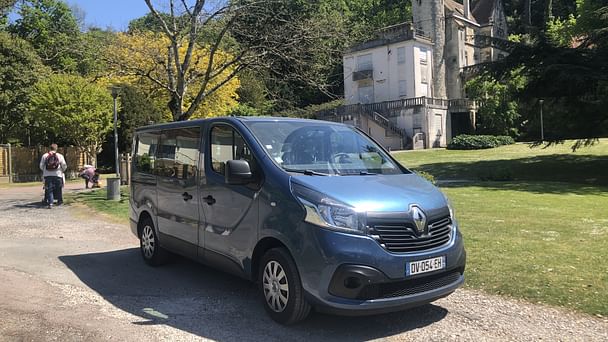 Renault Trafic Passenger Louez le Renault Trafic 9 places – Espace, Confort et Praticité pour Tous Déplacements avec Climatisation
